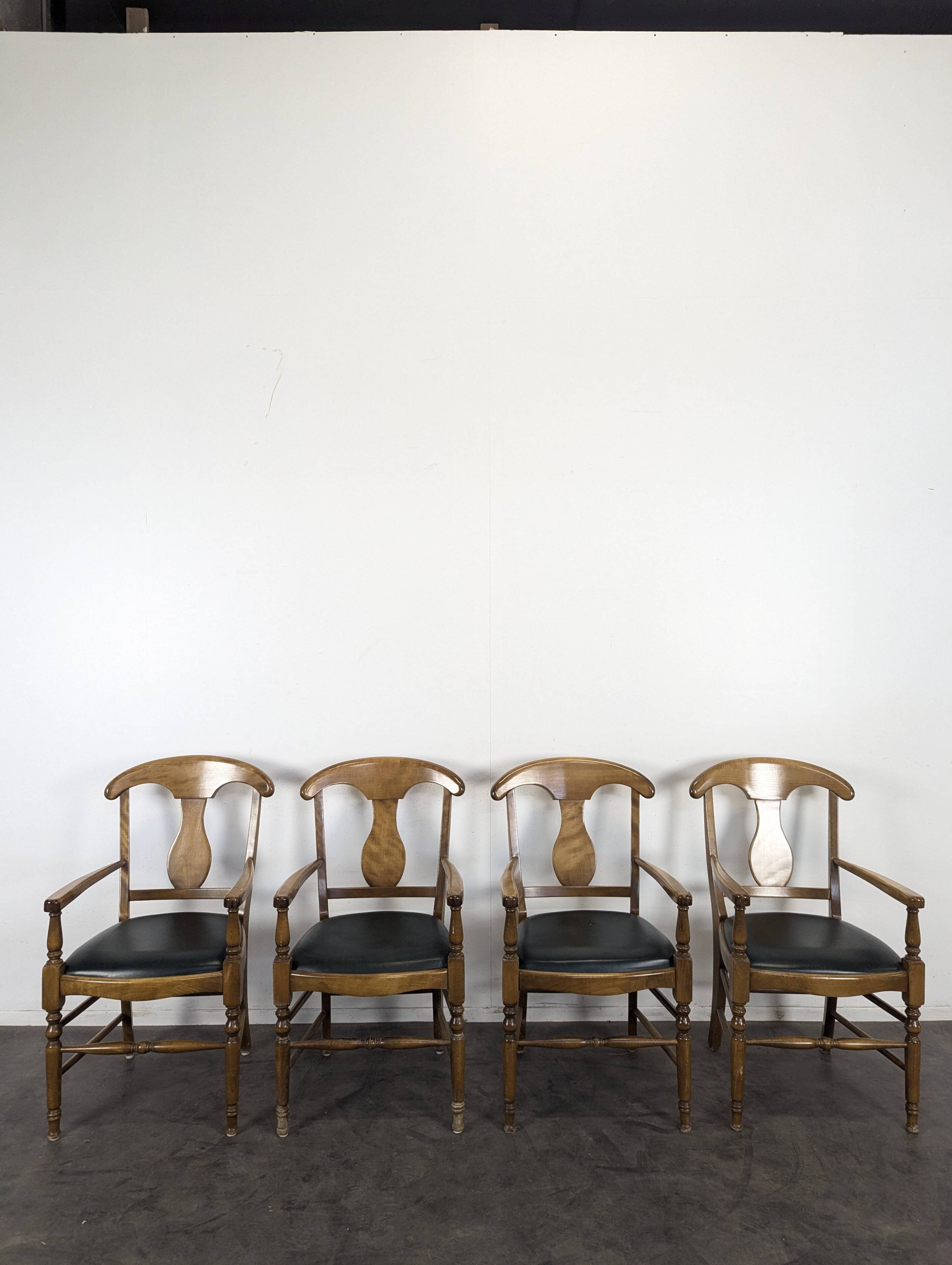 Serie de 4 fauteuils de style directoire à dossier en palmette