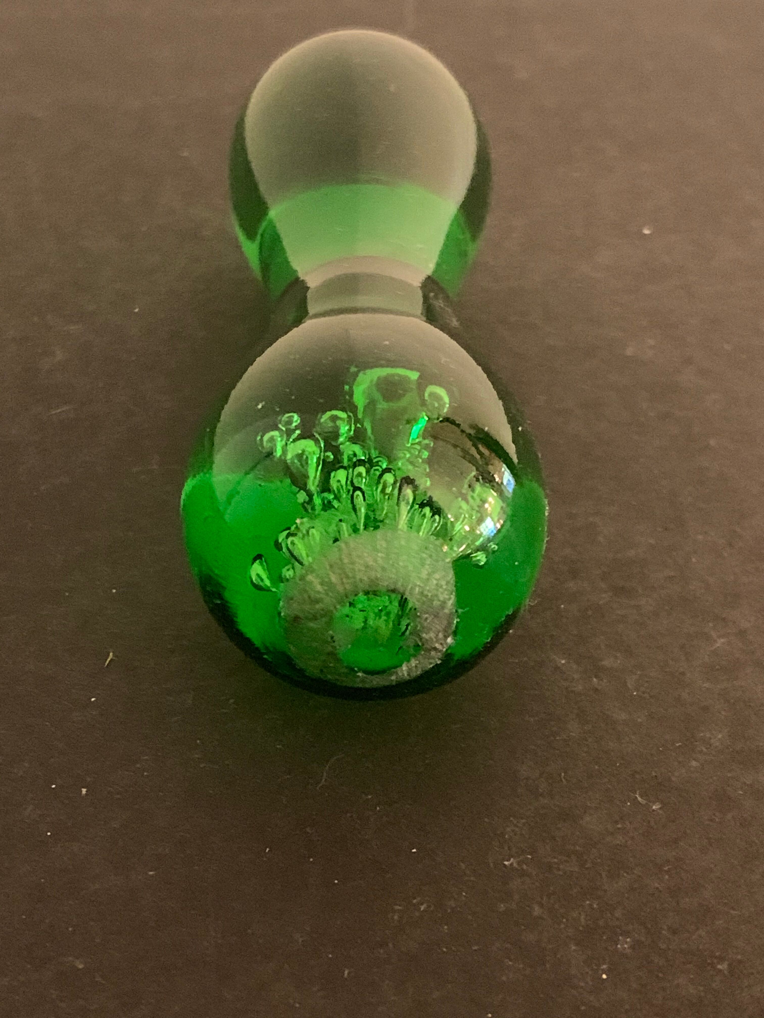 Cendrier Biot en verre vert avec pilon écrase cigares 1960