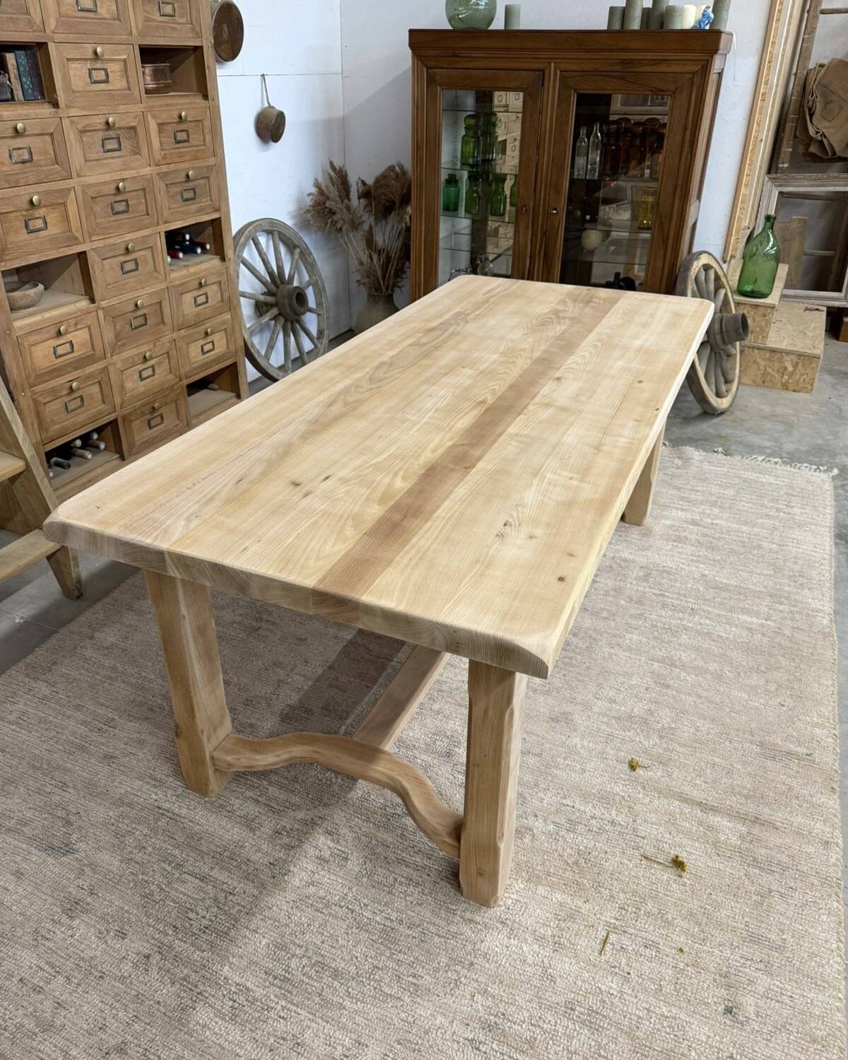 Extendable farmhouse table in solid oak