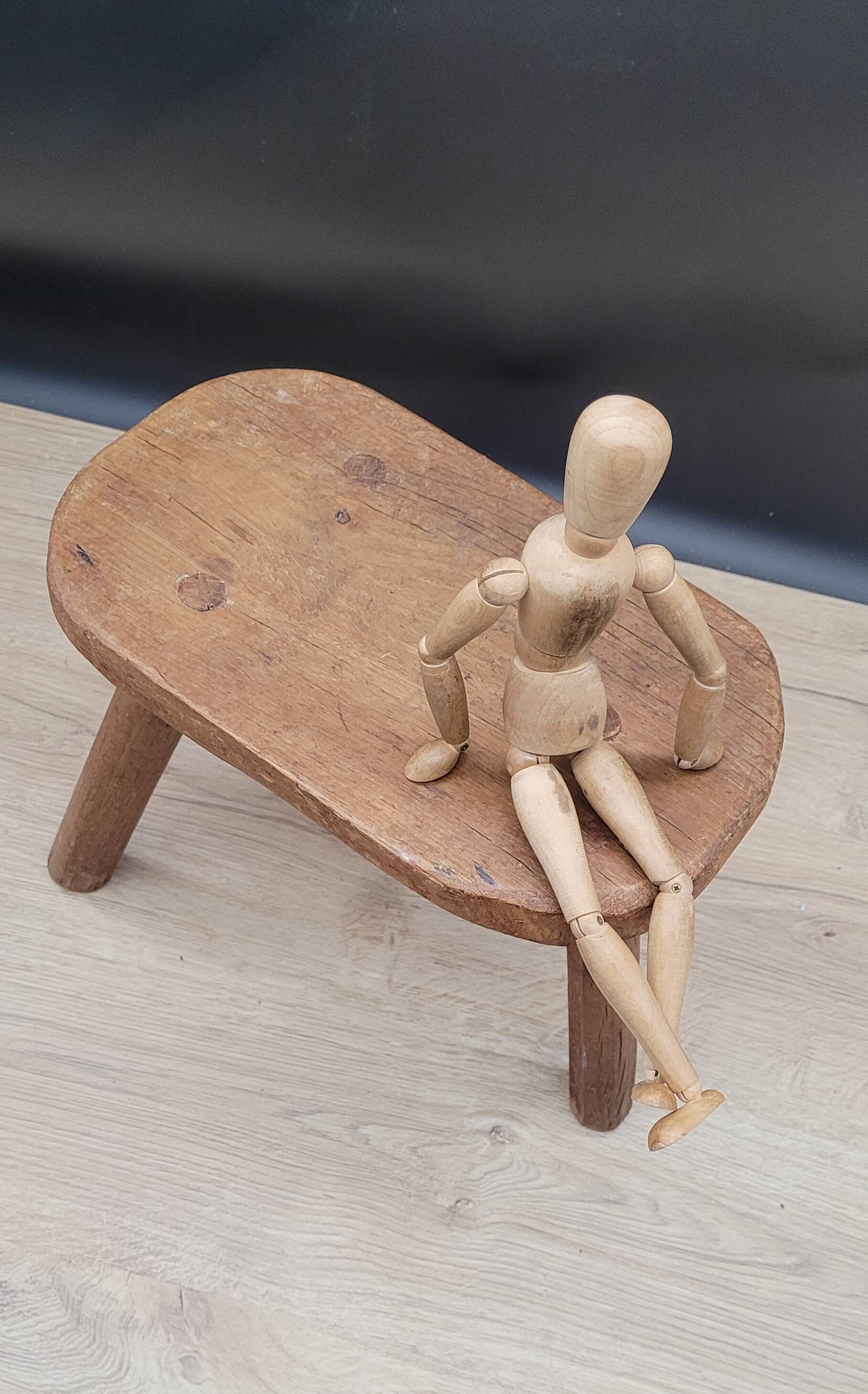 Tabouret tripode brutaliste ovale