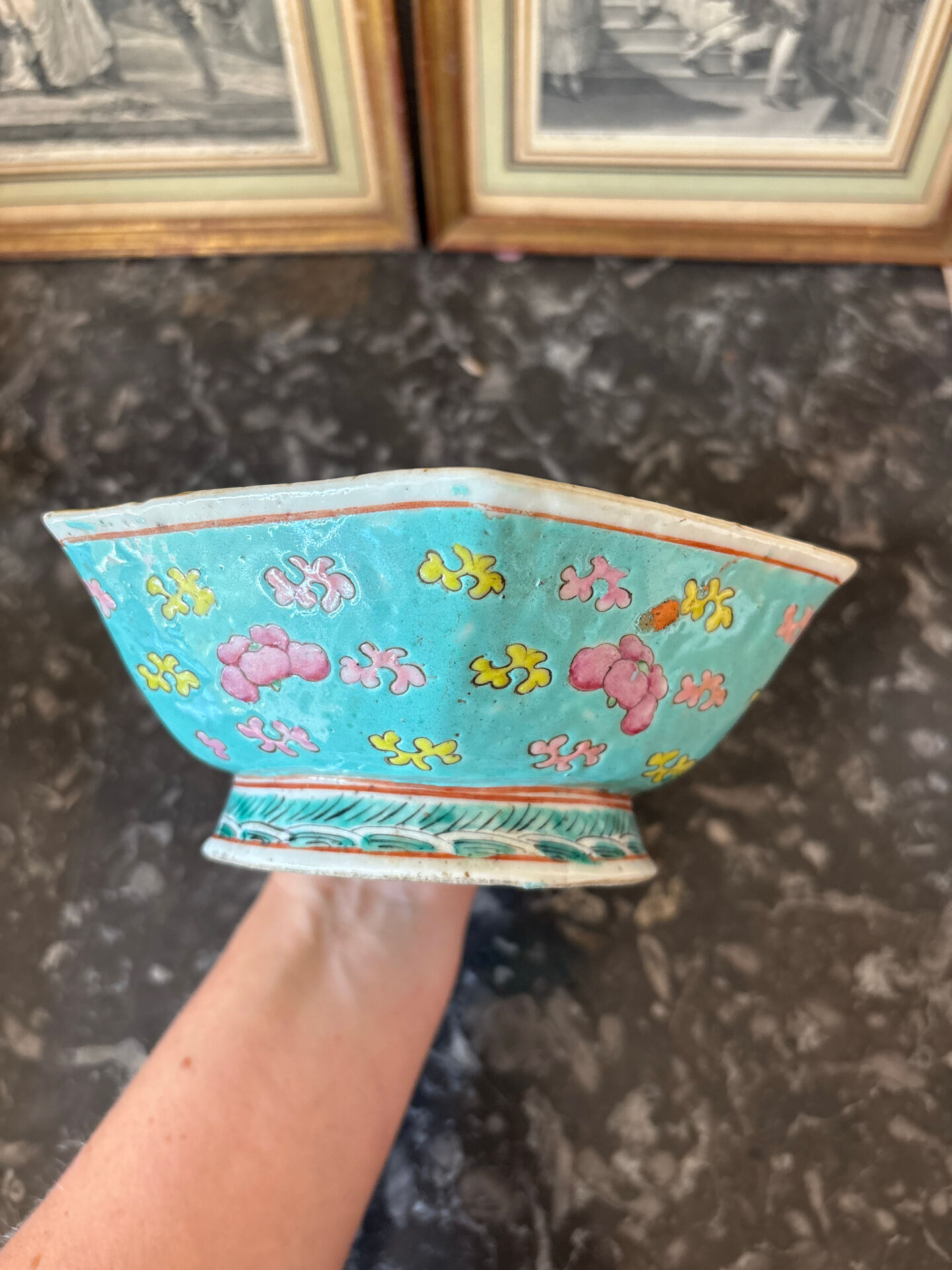 Ancient octagonal offering bowl in Chinese porcelain, Famille Rose s