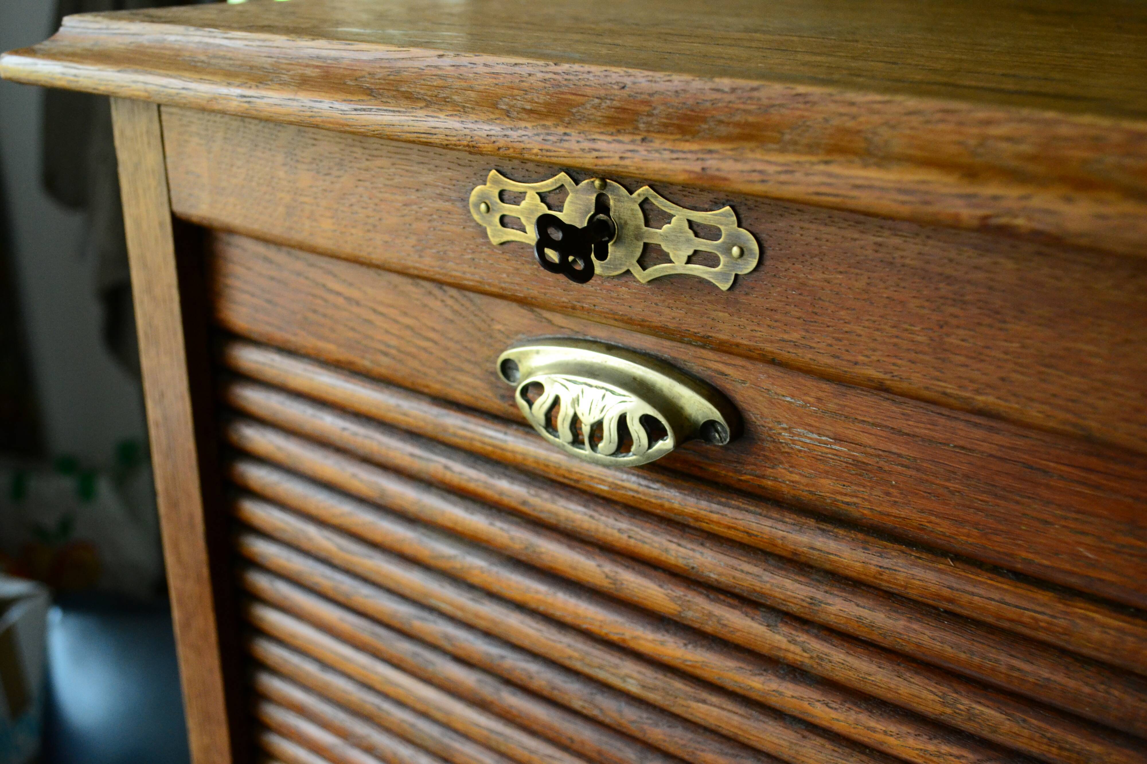Cabinet with curtains early XXeme oak