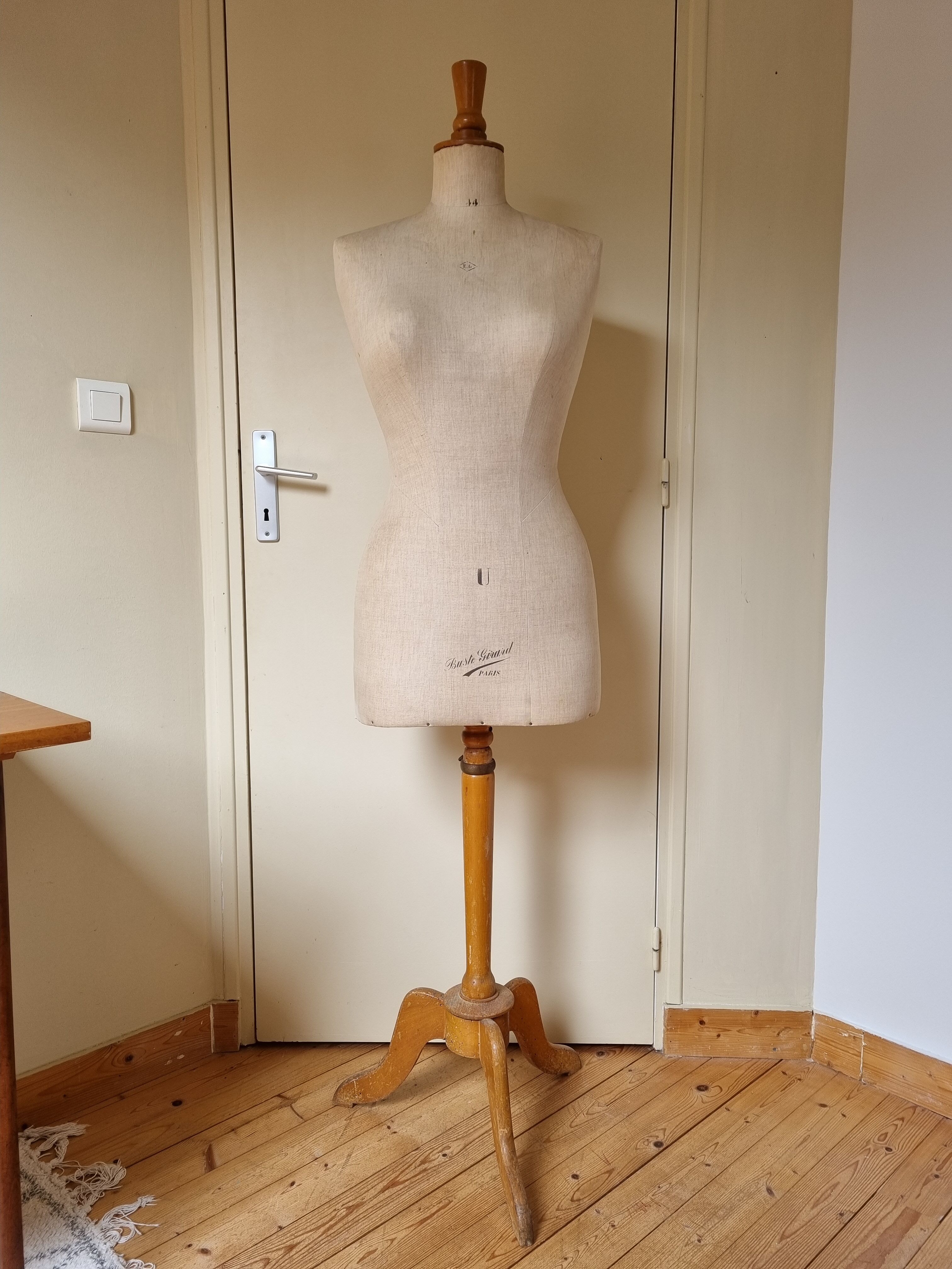 Bust of vintage seamstress Gérard Paris