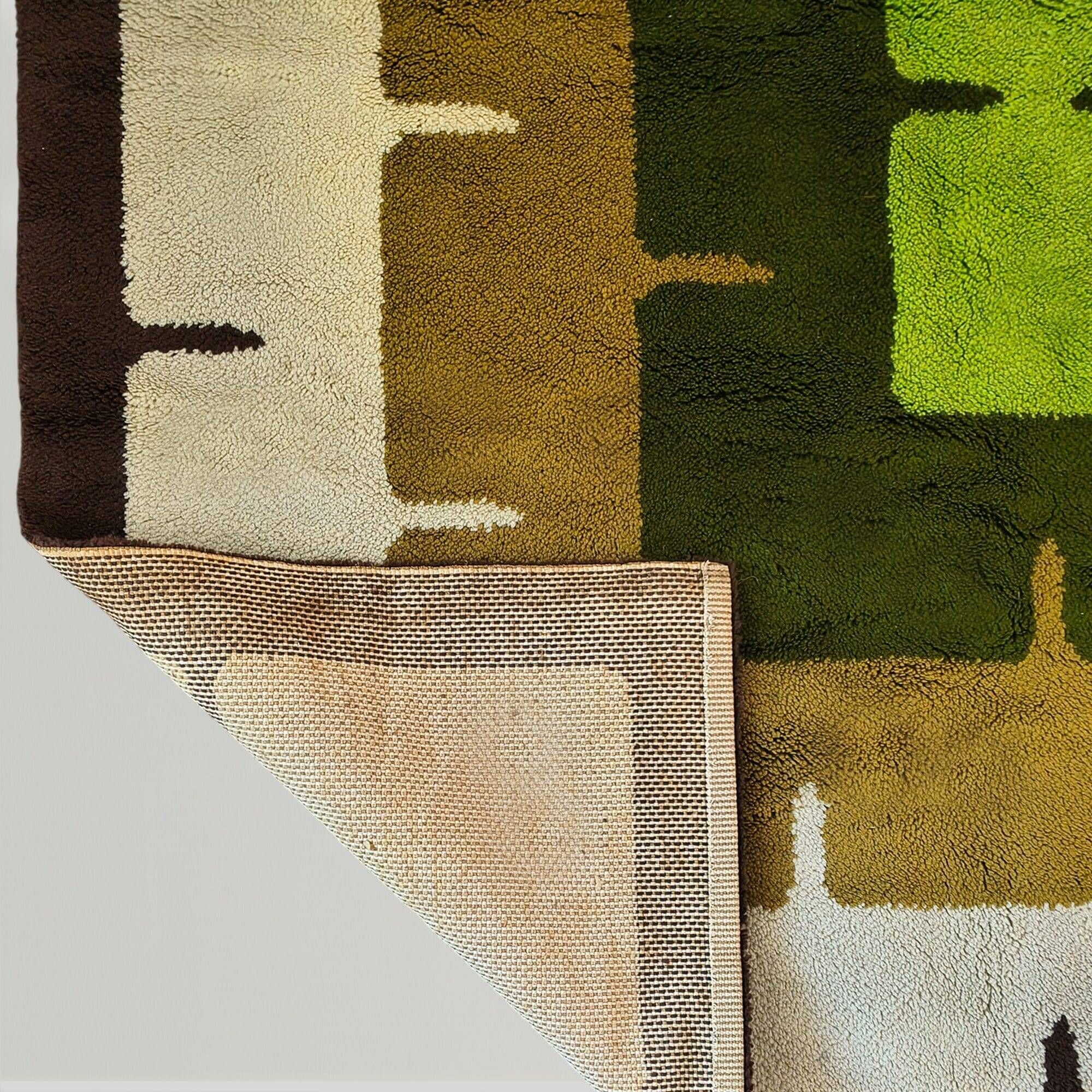1970s gorgeous geometric space age rug in wool. Made in Italy