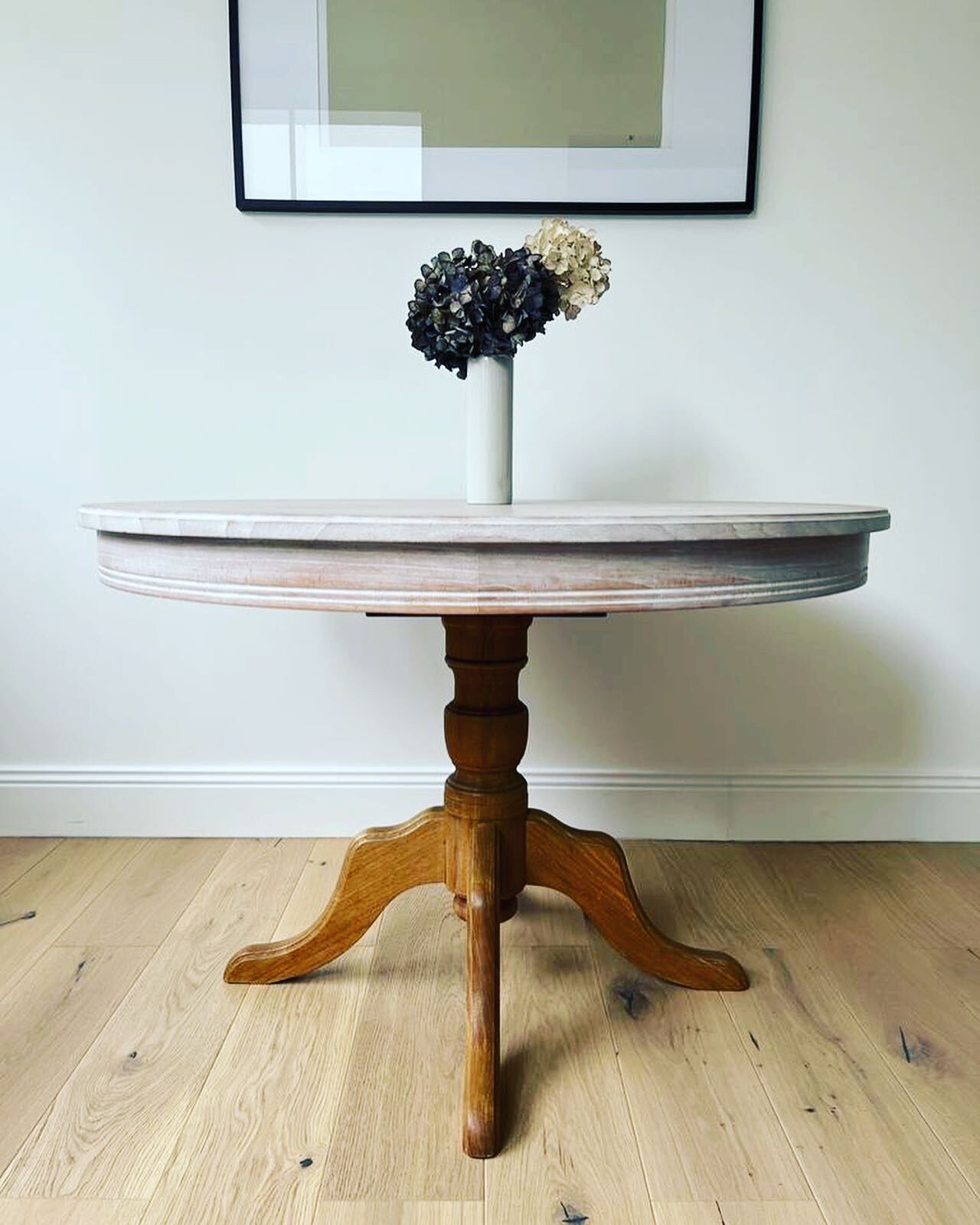 Round table in extendable solid oak