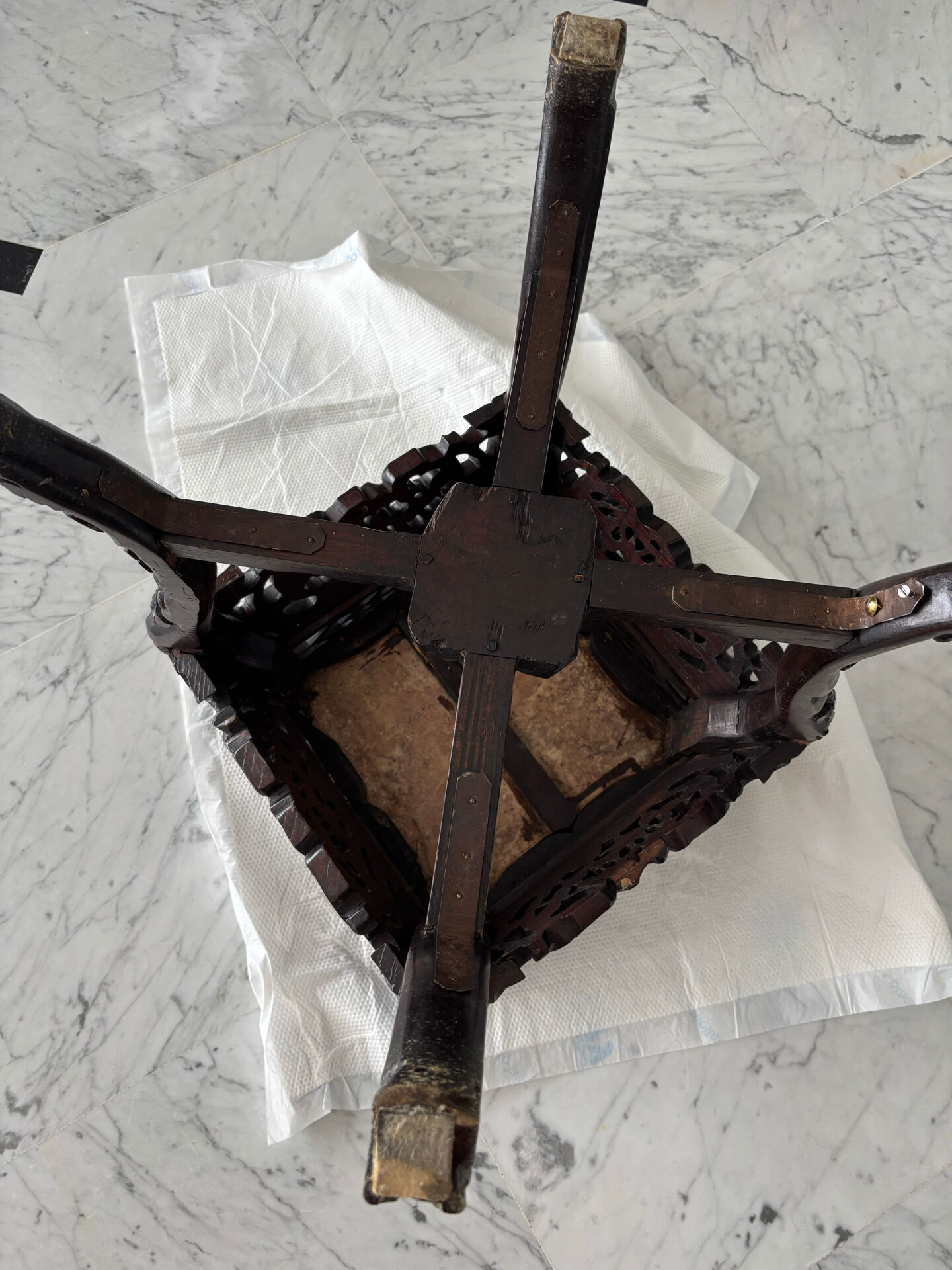 Carved Chinese table + marble – 35x35x50 cm