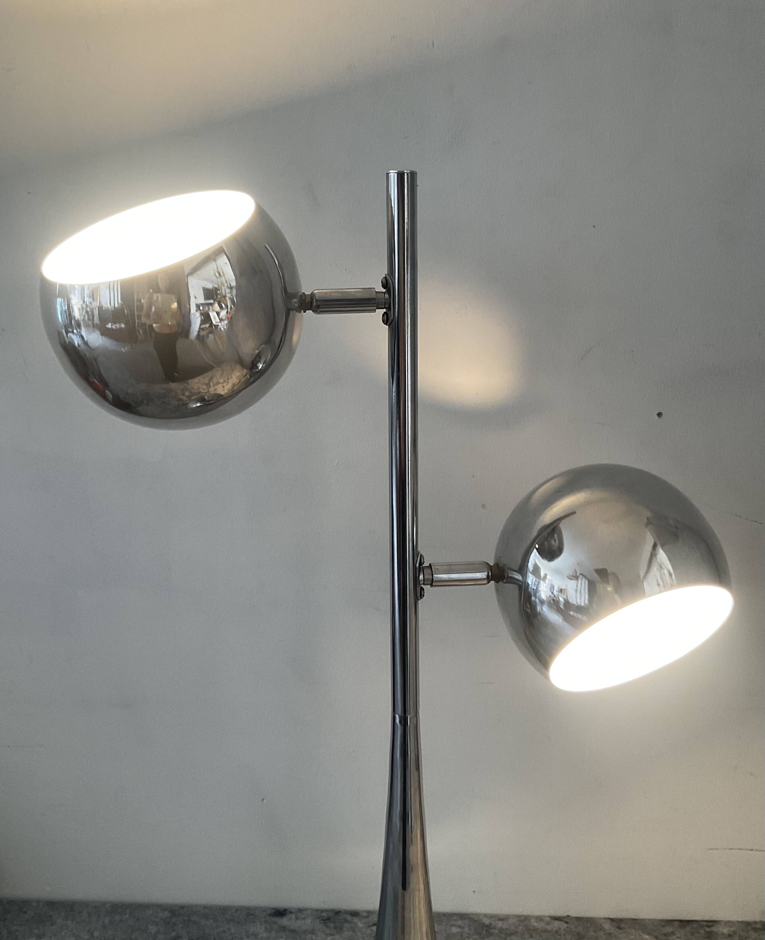 EyeBall Space Age lamp in chrome metal with tulip base.