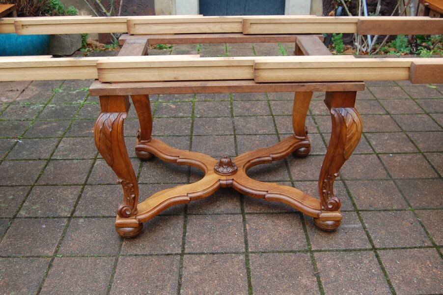 Napoleon III period walnut table from the late 19th century with extensions for 16 covers.