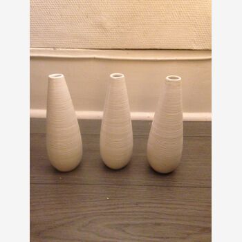 Lot de 3 vases blancs chacun pour une fleur