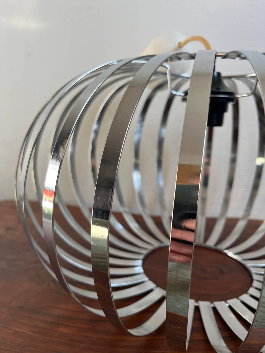 Arditi Italy saucer pendant light from the 80s with metal strips