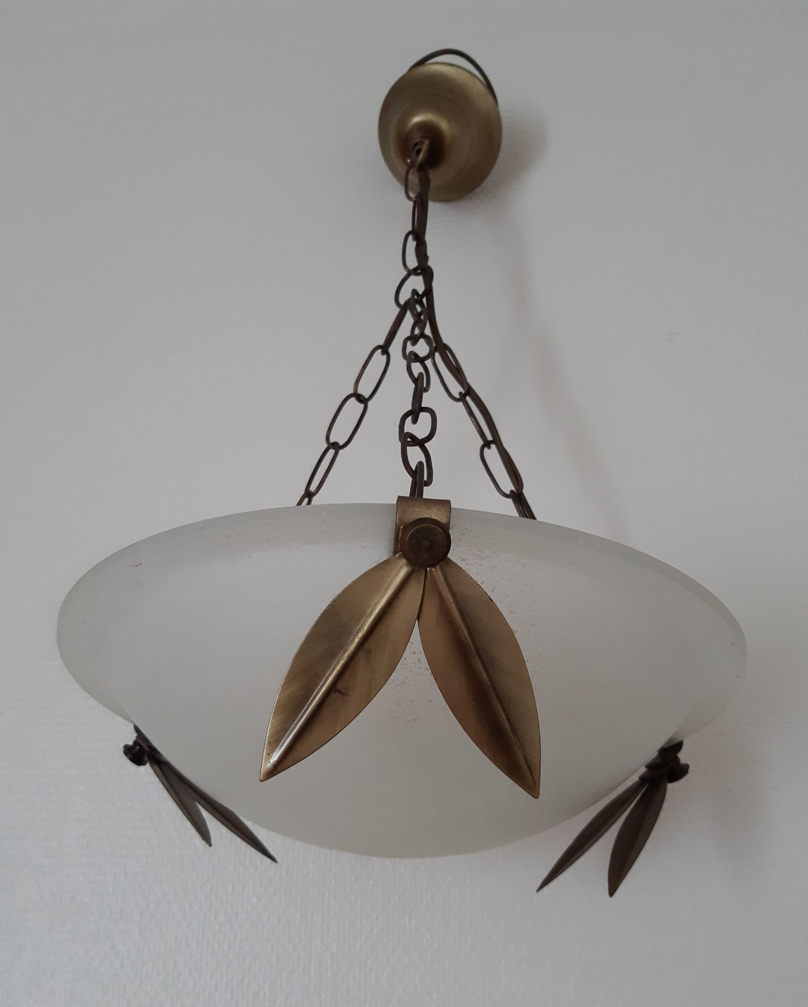 Moulded glass suspension