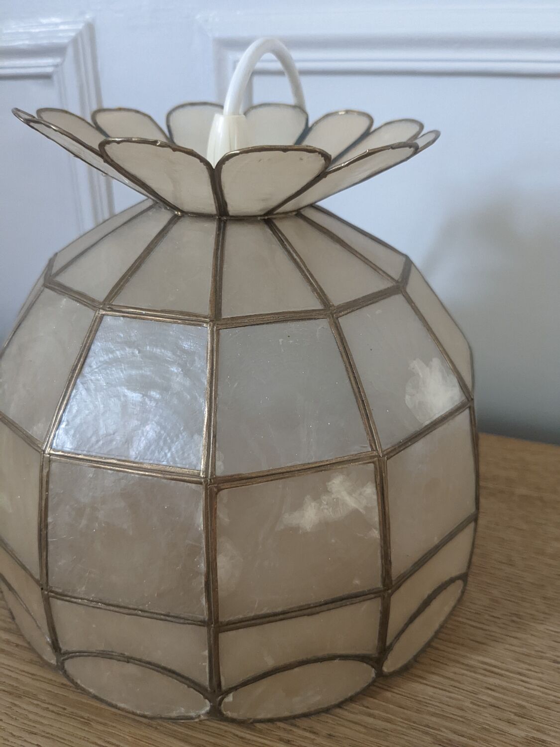 Chandelier in mother-of-pearl and brass