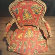 Fauteuil style Louis XV  tapissé à motif égyptien