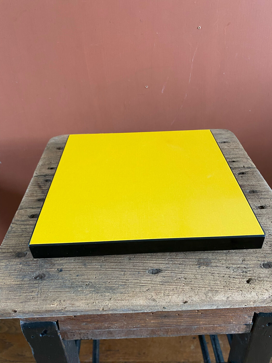 Dessous de plat en formica jaune vintage