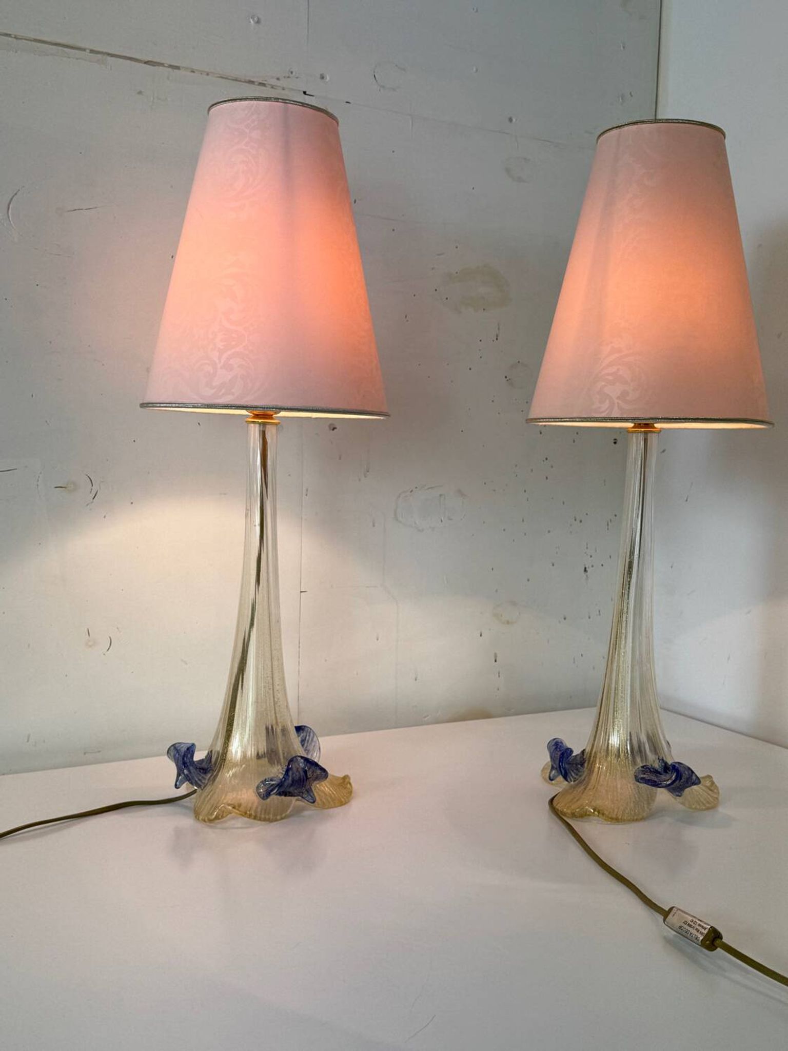 Set of 2 vintage romantic Venetian Italian table lamps in Murano glass.