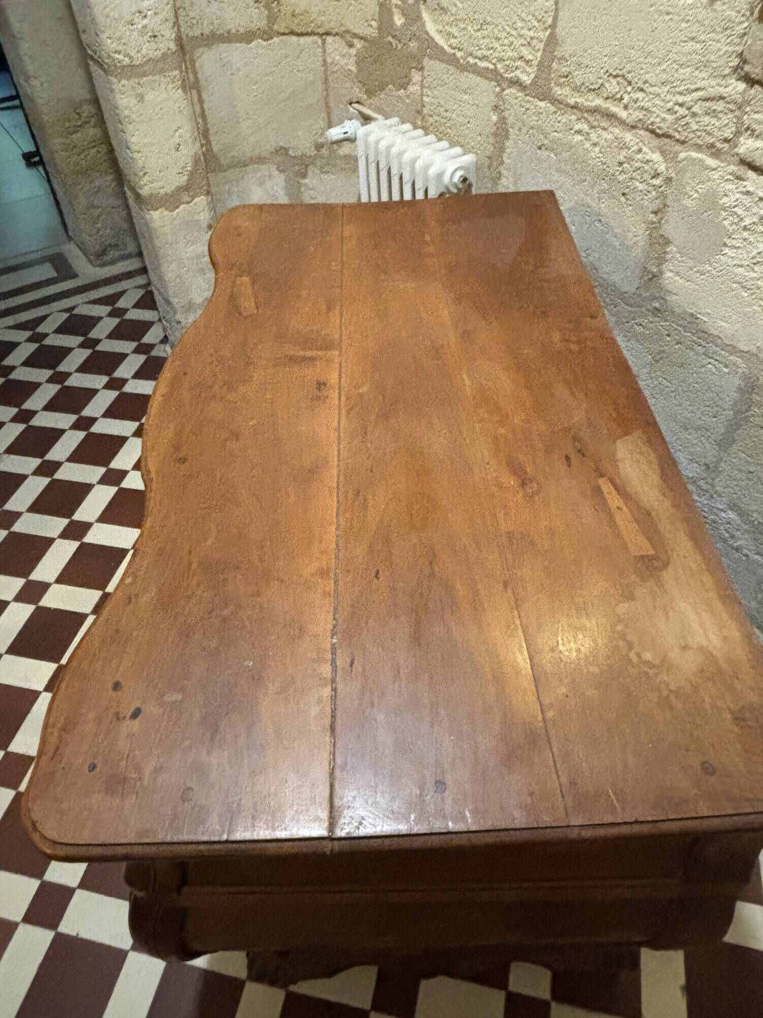 18th-century antique commode in pear wood. Very good condition. Original legs.