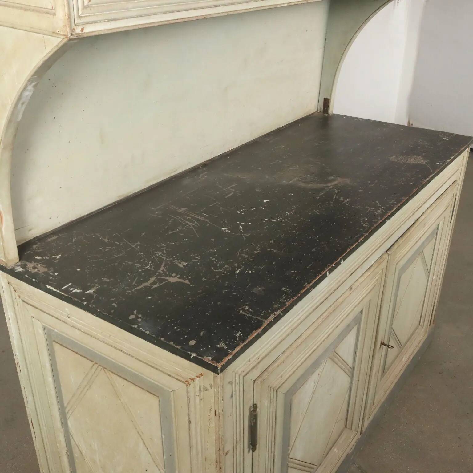 Buffet ancien néoclassique laqué en sapin, Italie, XVIIIe siècle