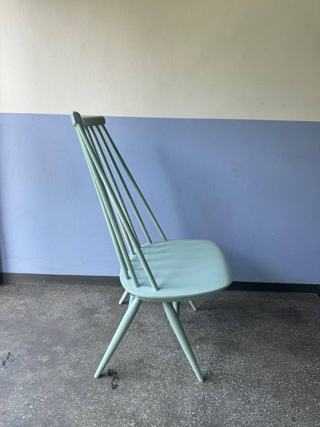 Chaise bâton blanche « Mademoiselle » du Finlandais Ilmari Tapiovaara