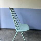 Chaise bâton blanche « Mademoiselle » du Finlandais Ilmari Tapiovaara