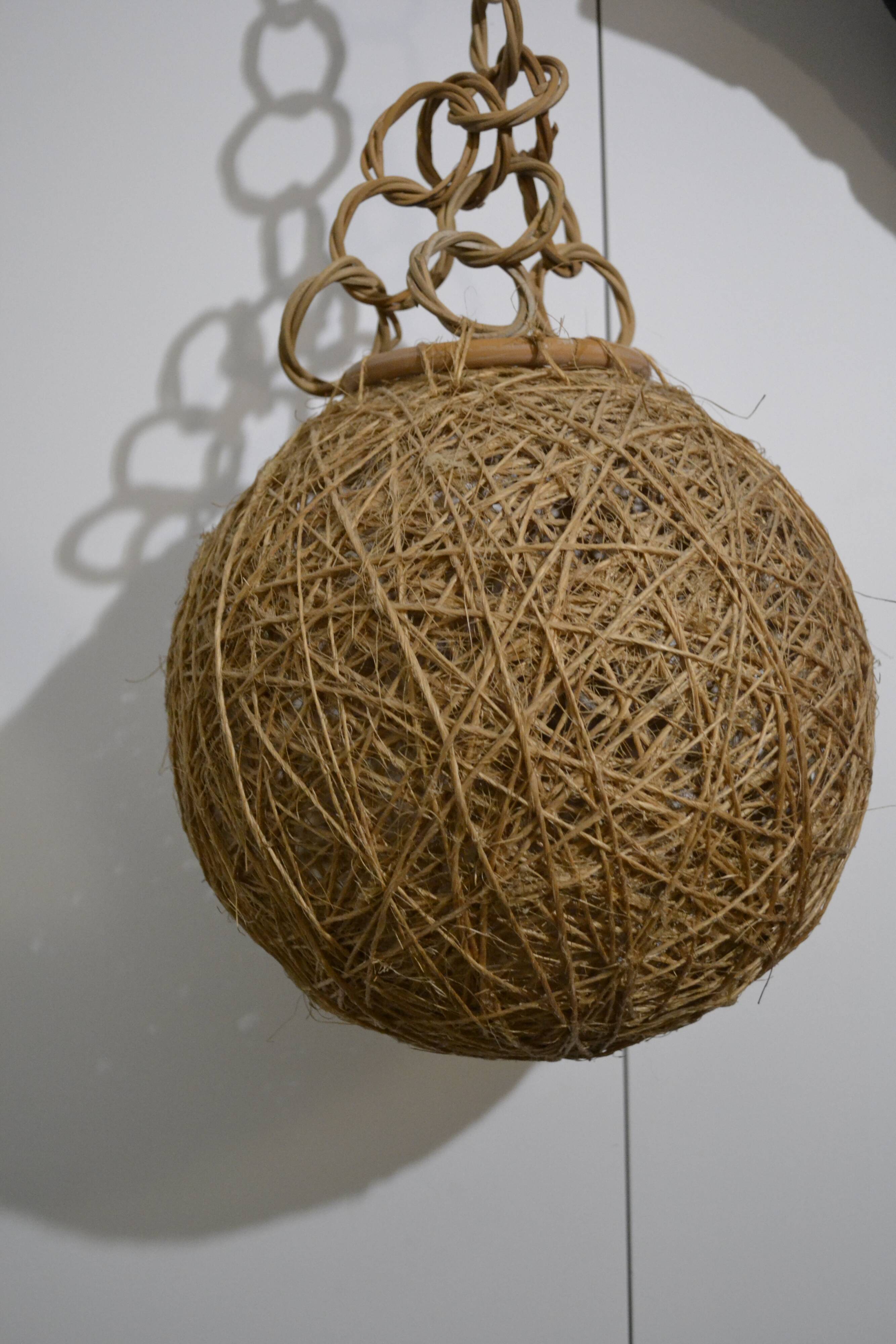 Round suspension in rattan and string