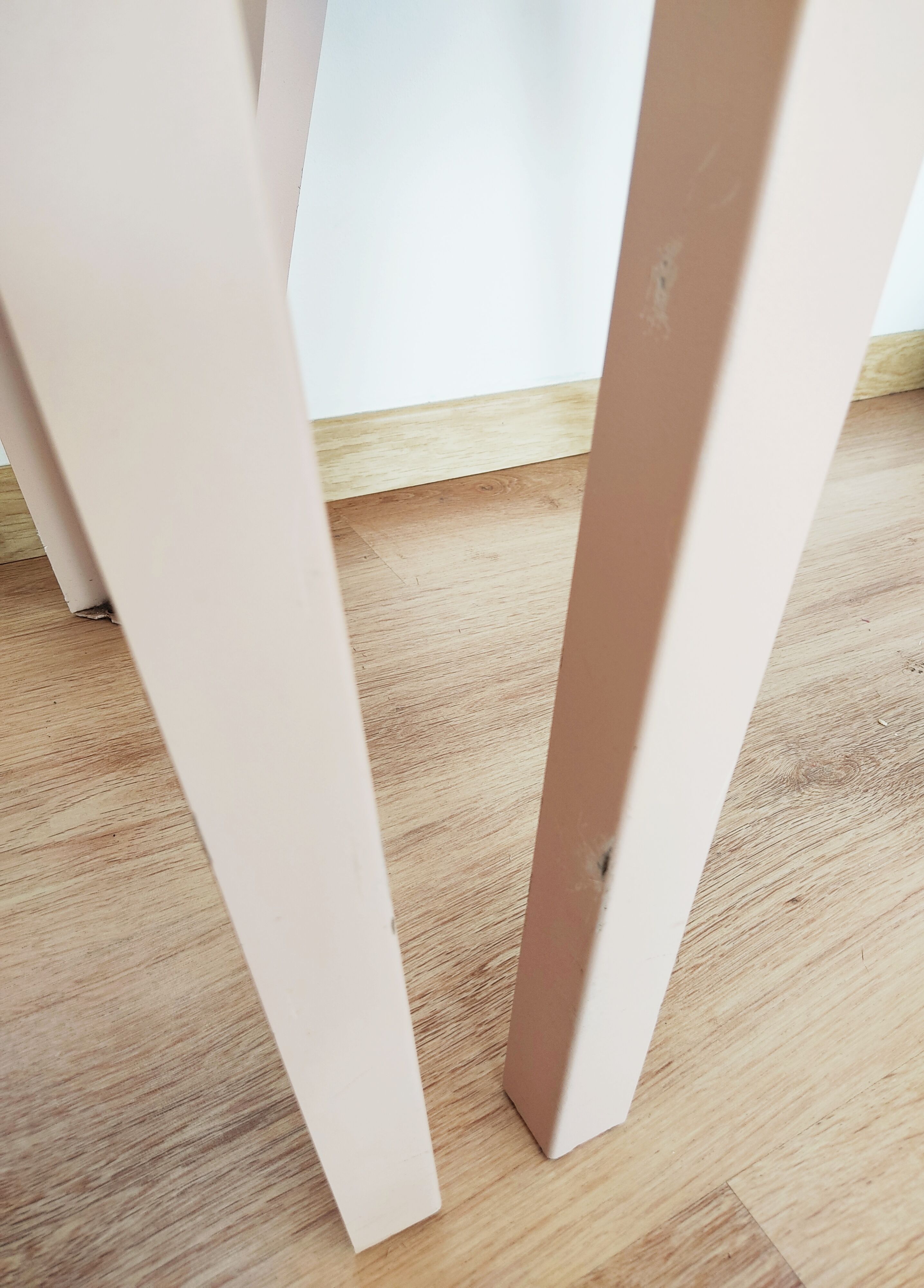 Set de 2 tabourets vintages acier laqué rose pâle