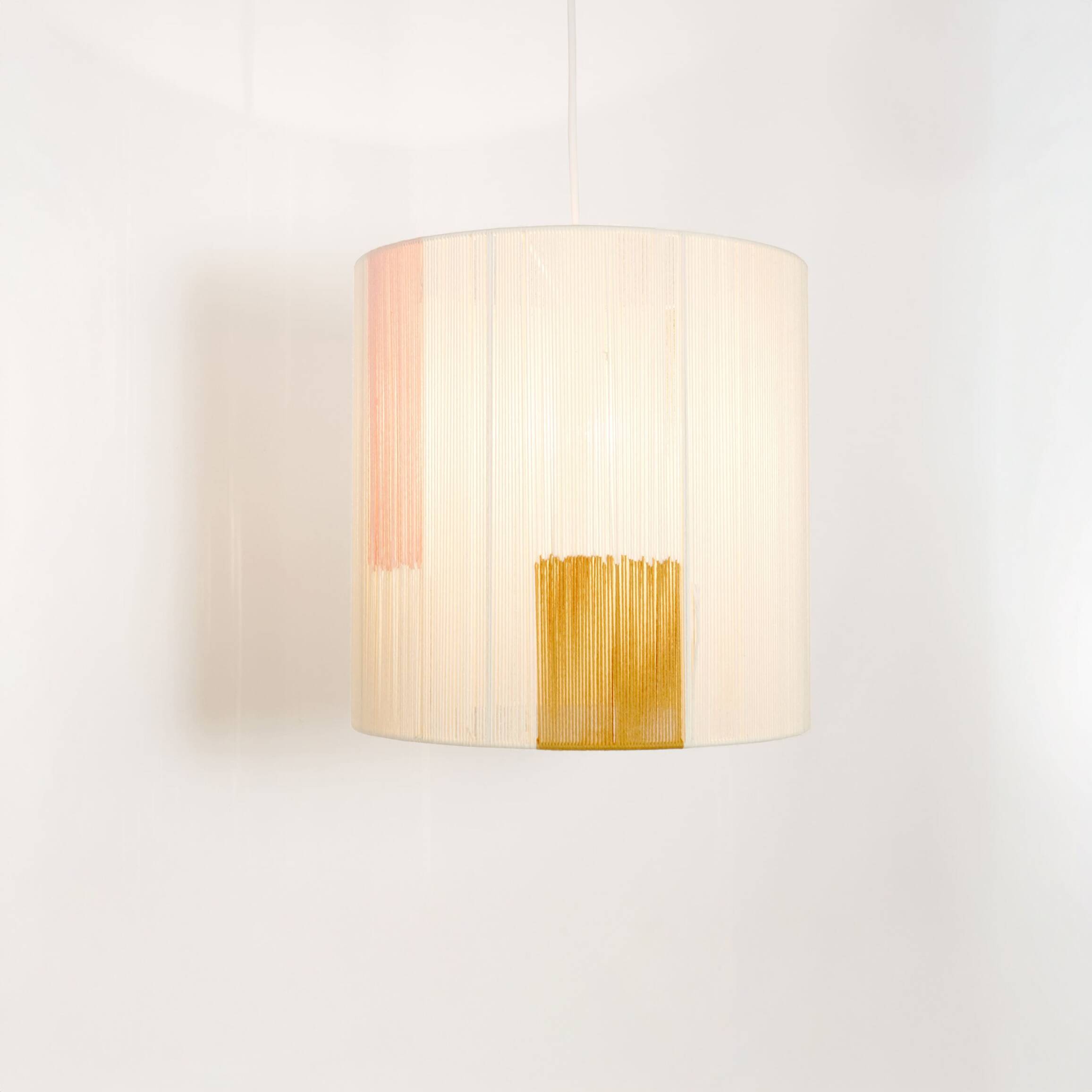 Suspension en fil de coton ecru, rose et camel.