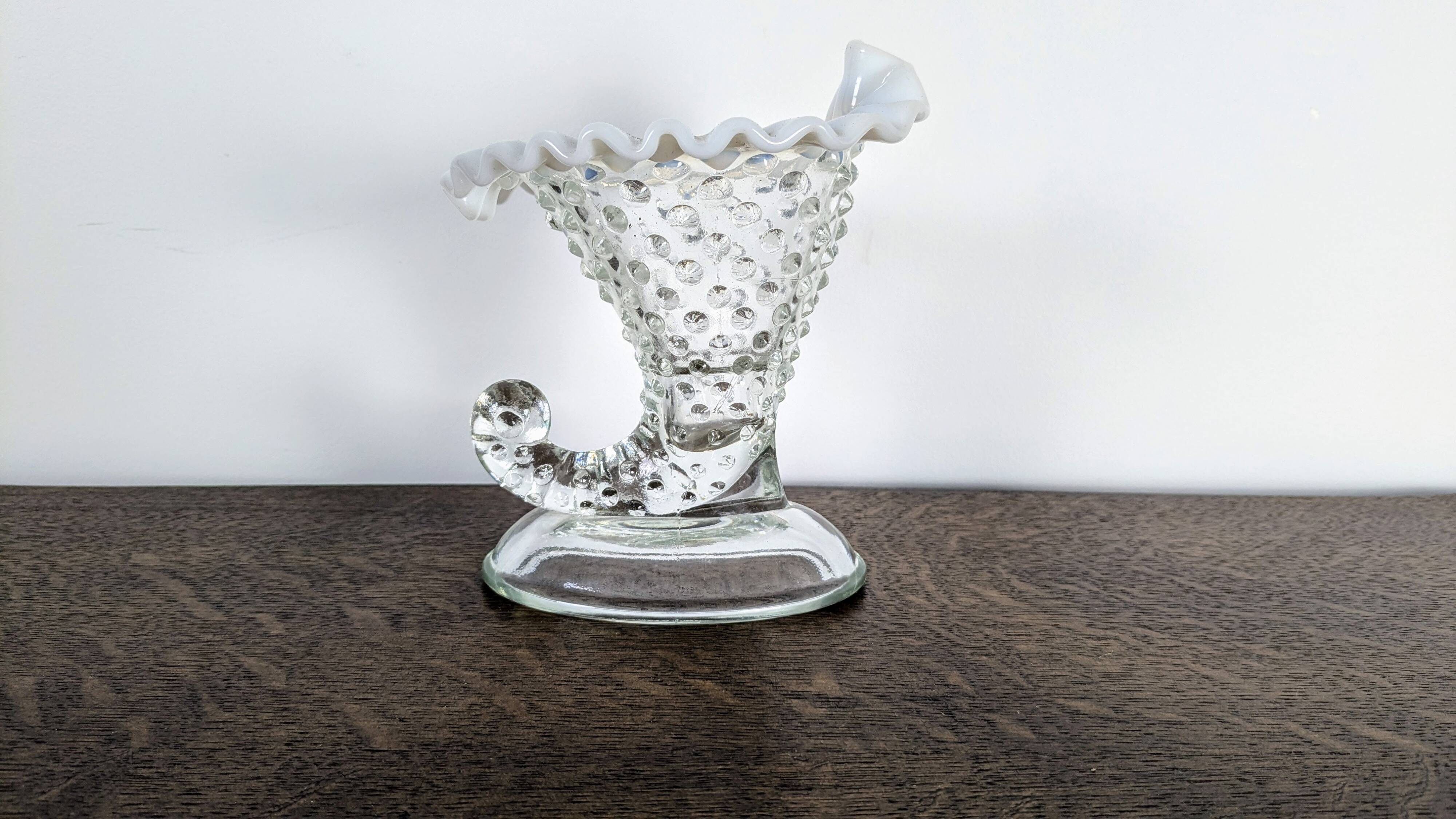 Horn cup in bubbled glass and white opaline