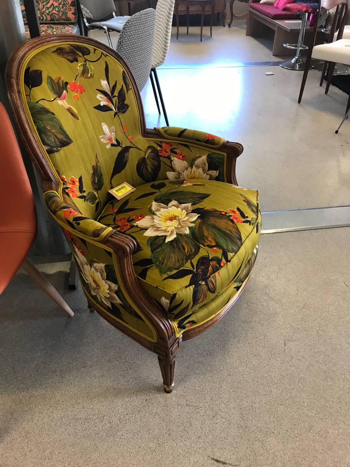 Fauteuil Bergère à coussin de style louis XVI retravaillee