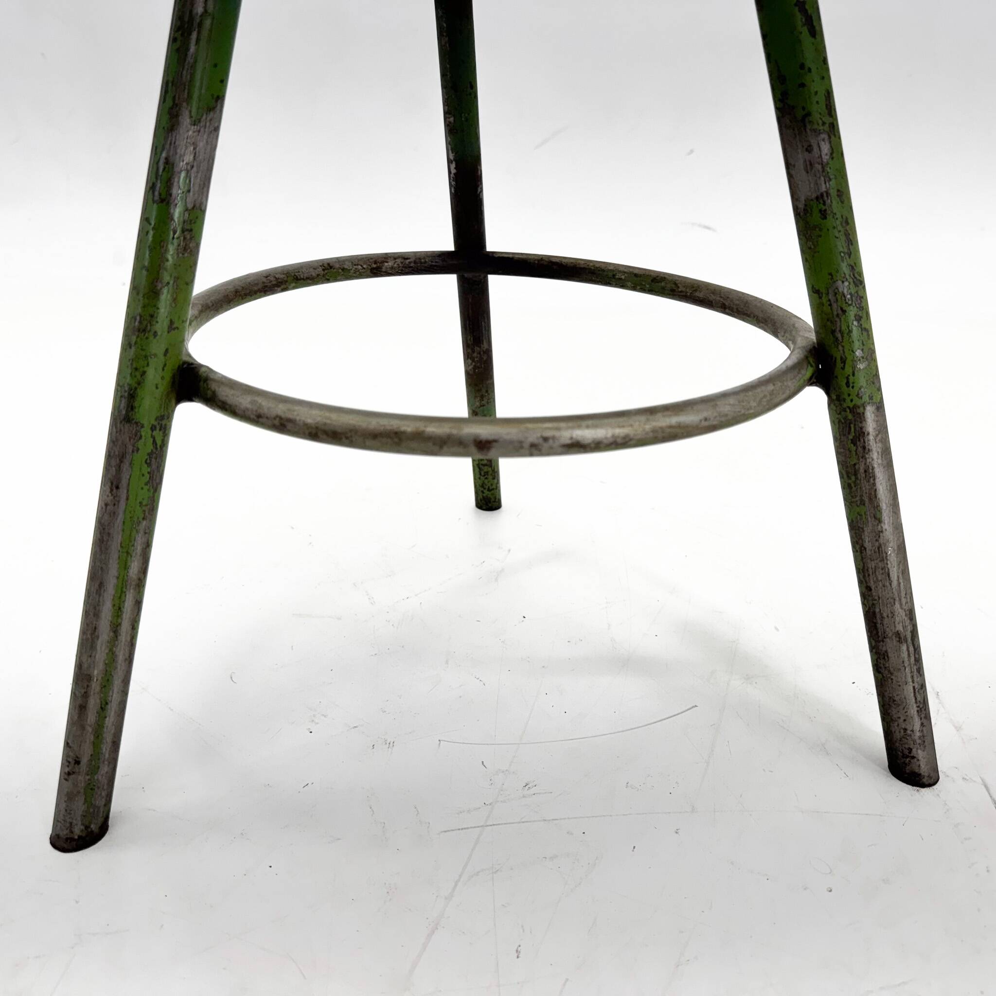 Tabouret trépied industriel vintage en acier et bois, 1950