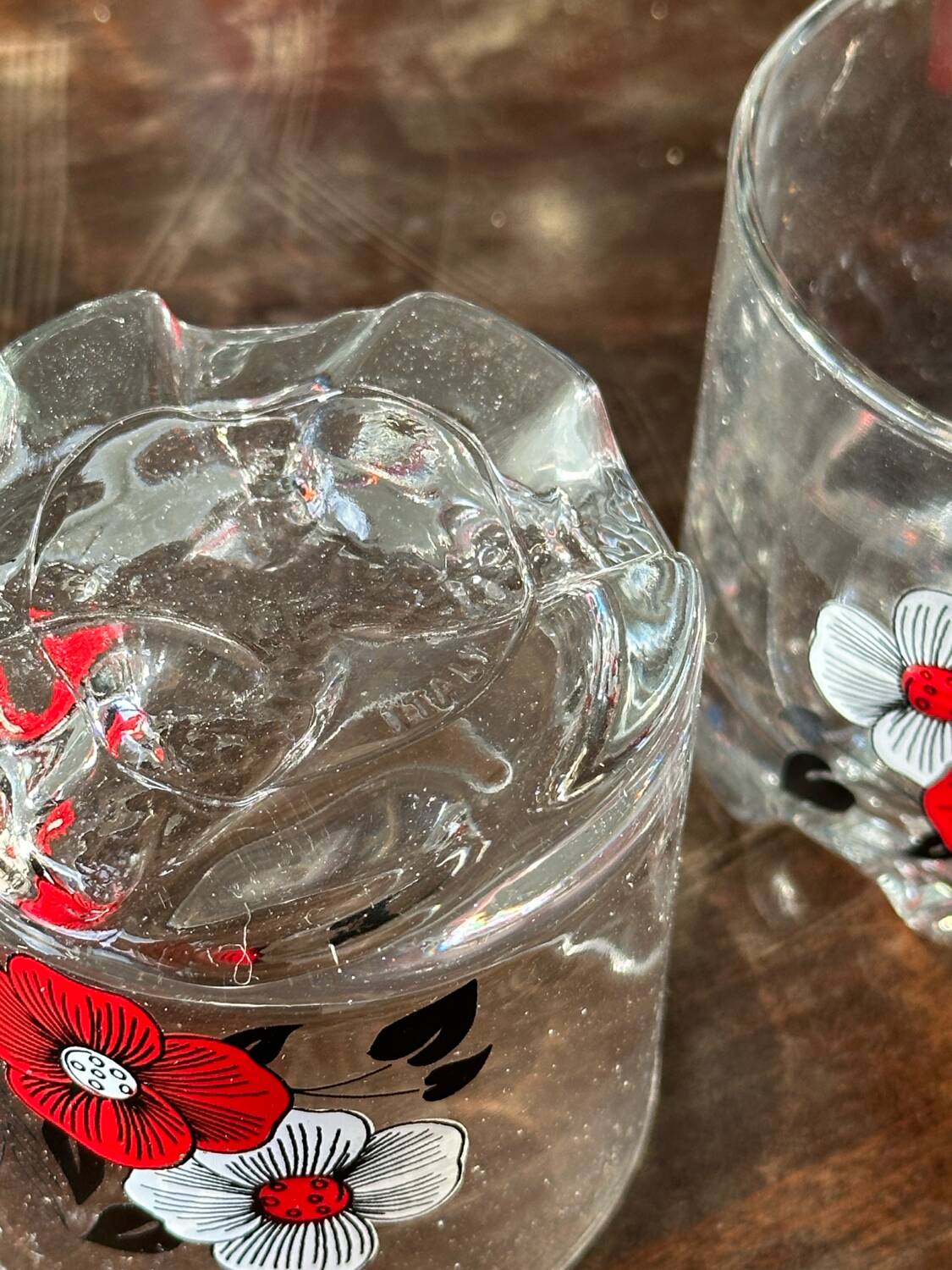 The service of 6 whiskey glasses with red flowers, with its bucket and its ice cube tongs.