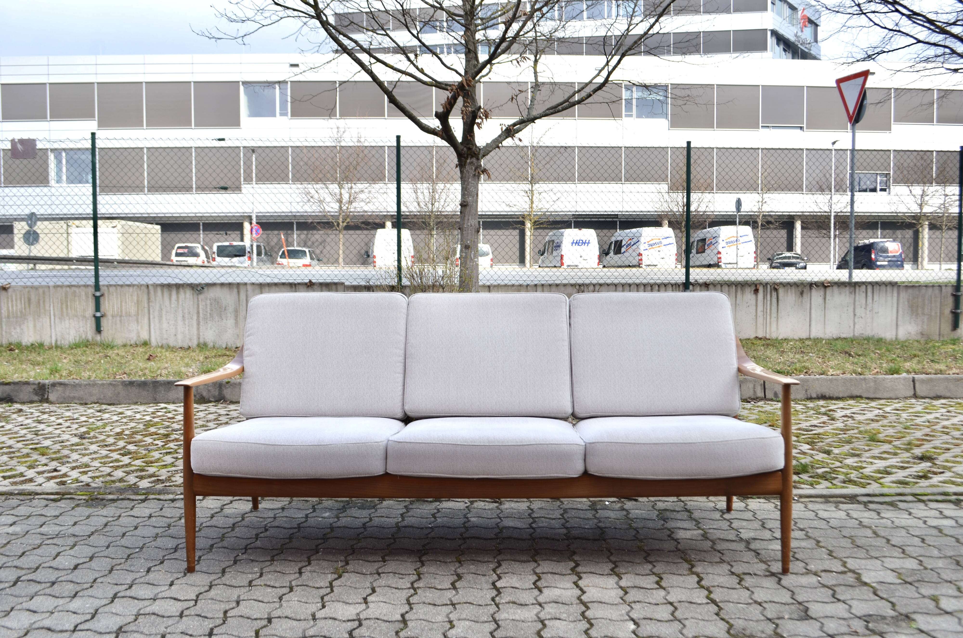 Knoll Antimott Sofa walnut