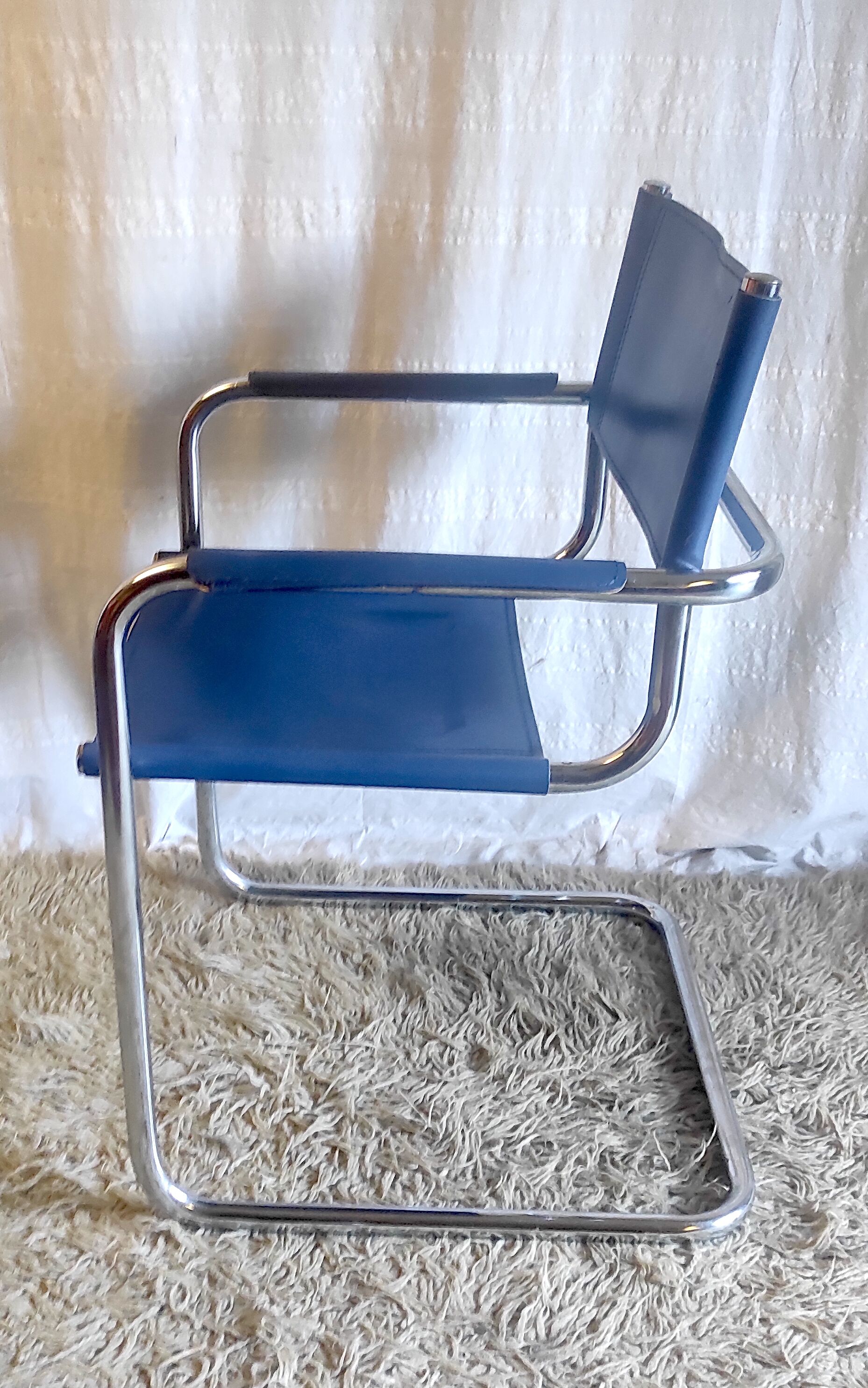 Bauhaus cantilever armchair in blue leather, 80s/90s