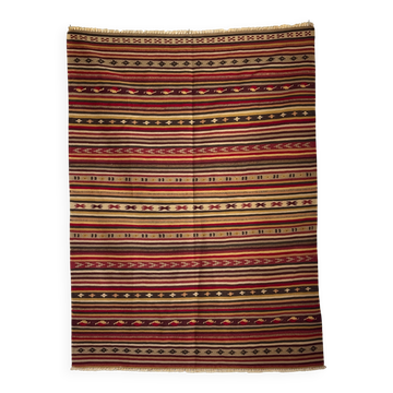 Tapis indien à bandes rouges jaune et blanches et frises géométriques