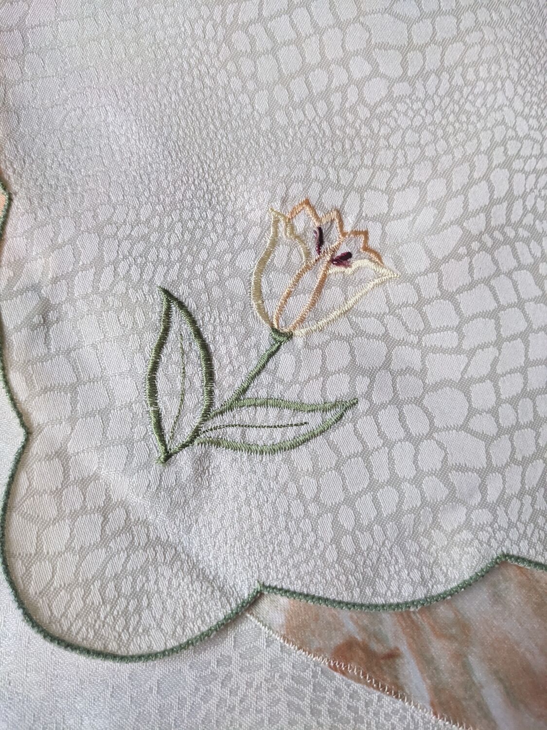 Tablecloth and napkins with a spring theme, vintage tulips, new polyester.