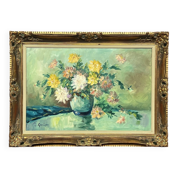 Nature morte aux fleurs signée.