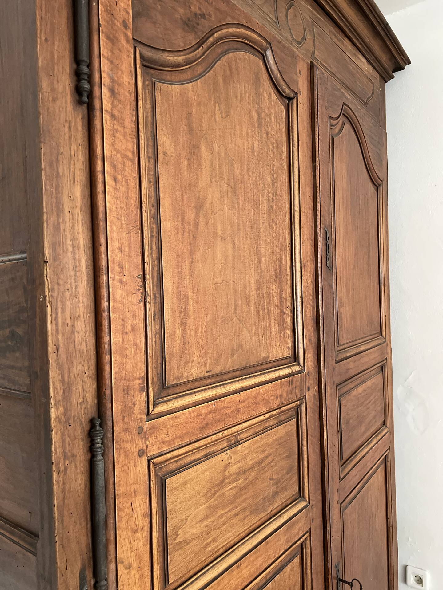 Antique Louis XIV wardrobe in solid cherry – Late 18th century – At