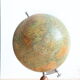 Globe terrestre mappemonde J. Forest pour Girard Barrère et Thomas sur socle en bois, années 50