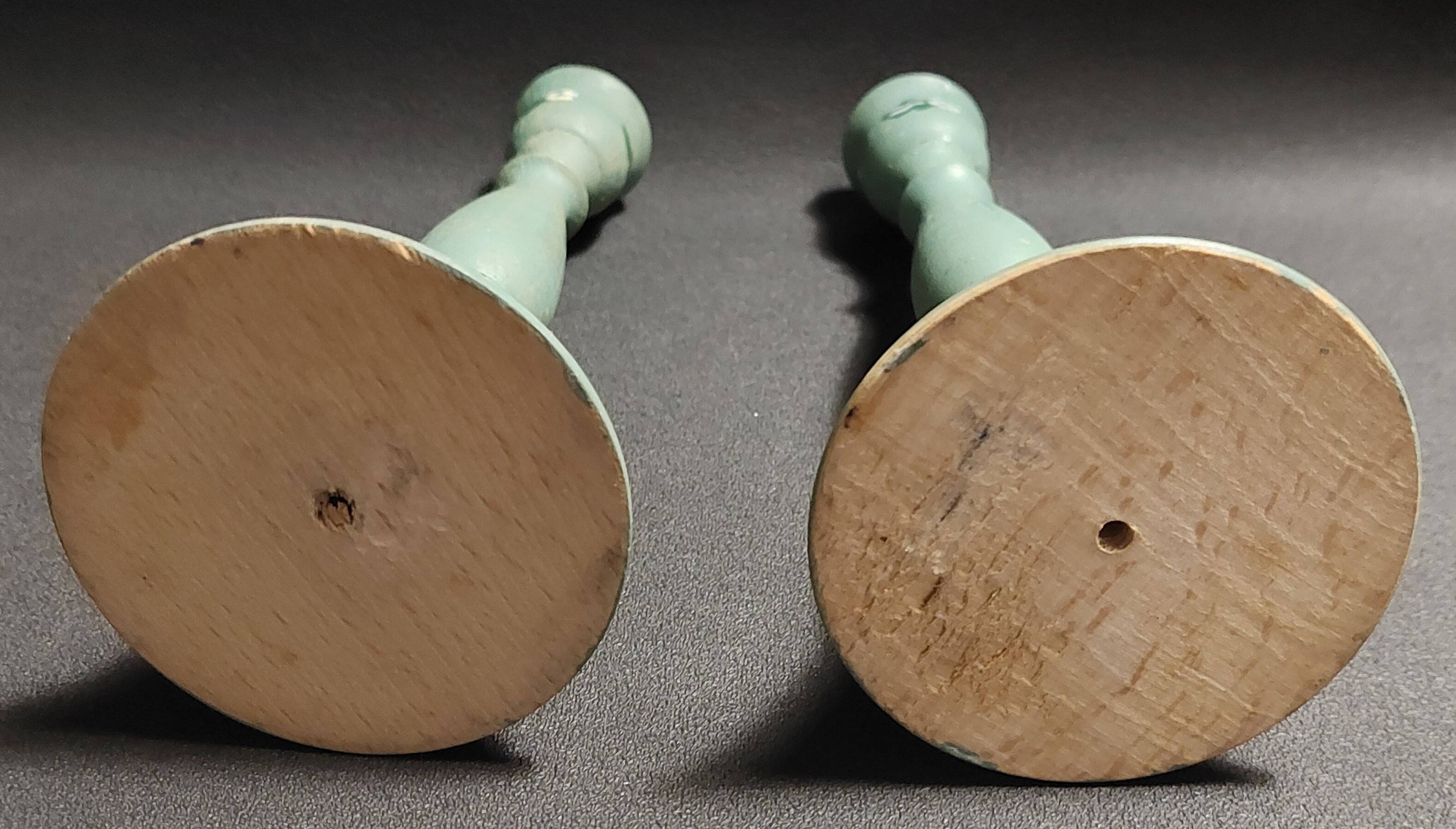Paire de bougeoirs vintage en bois peint