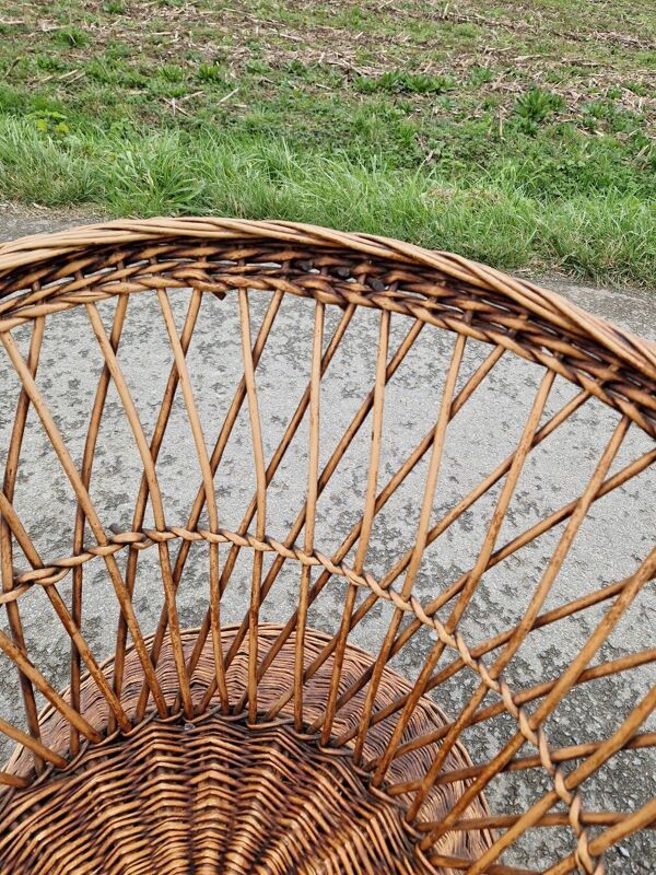 Ancien fauteuil trone corbeille en osier tressé