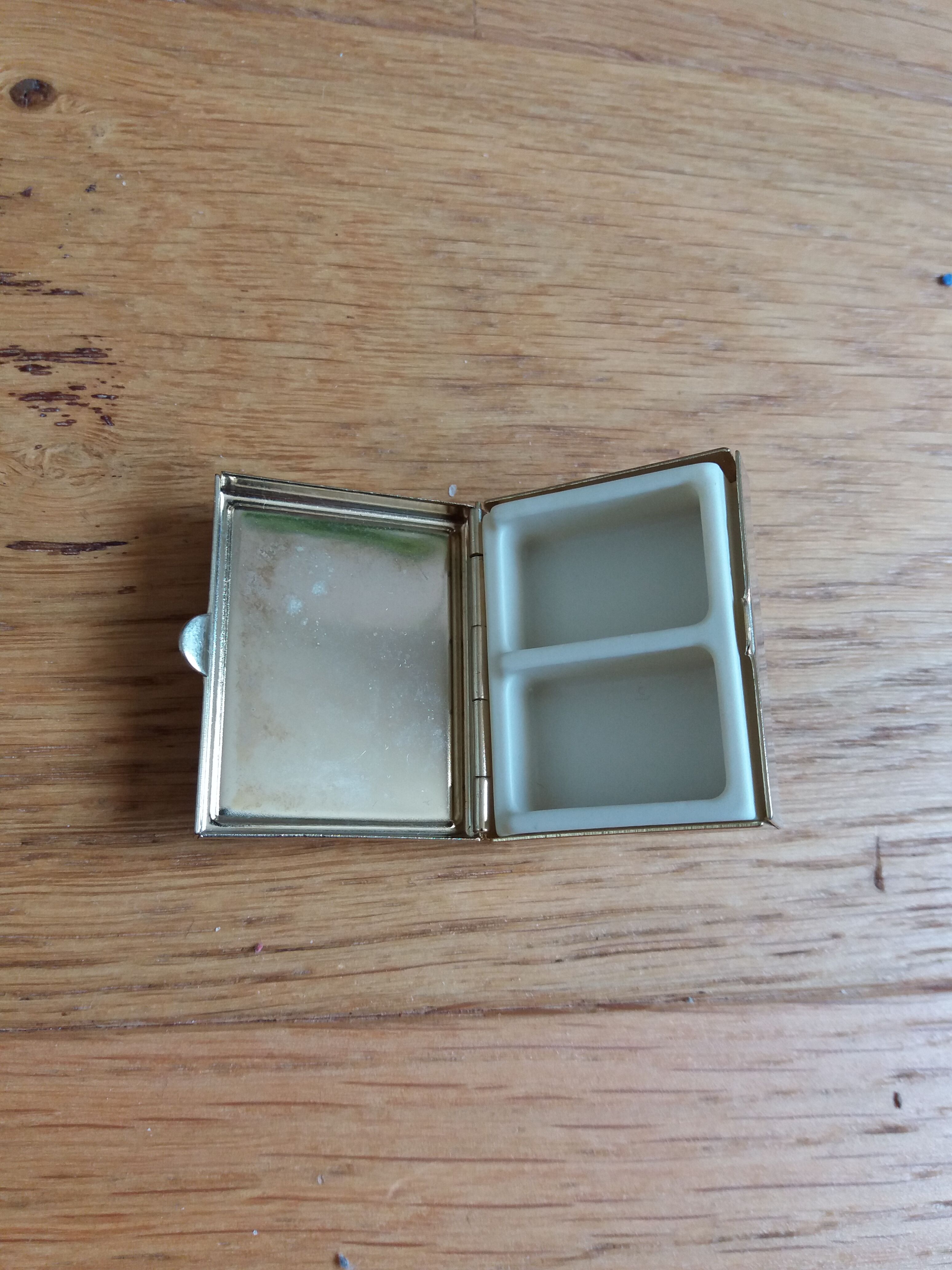 Pillbox gilded metal box and polished marble cabochon