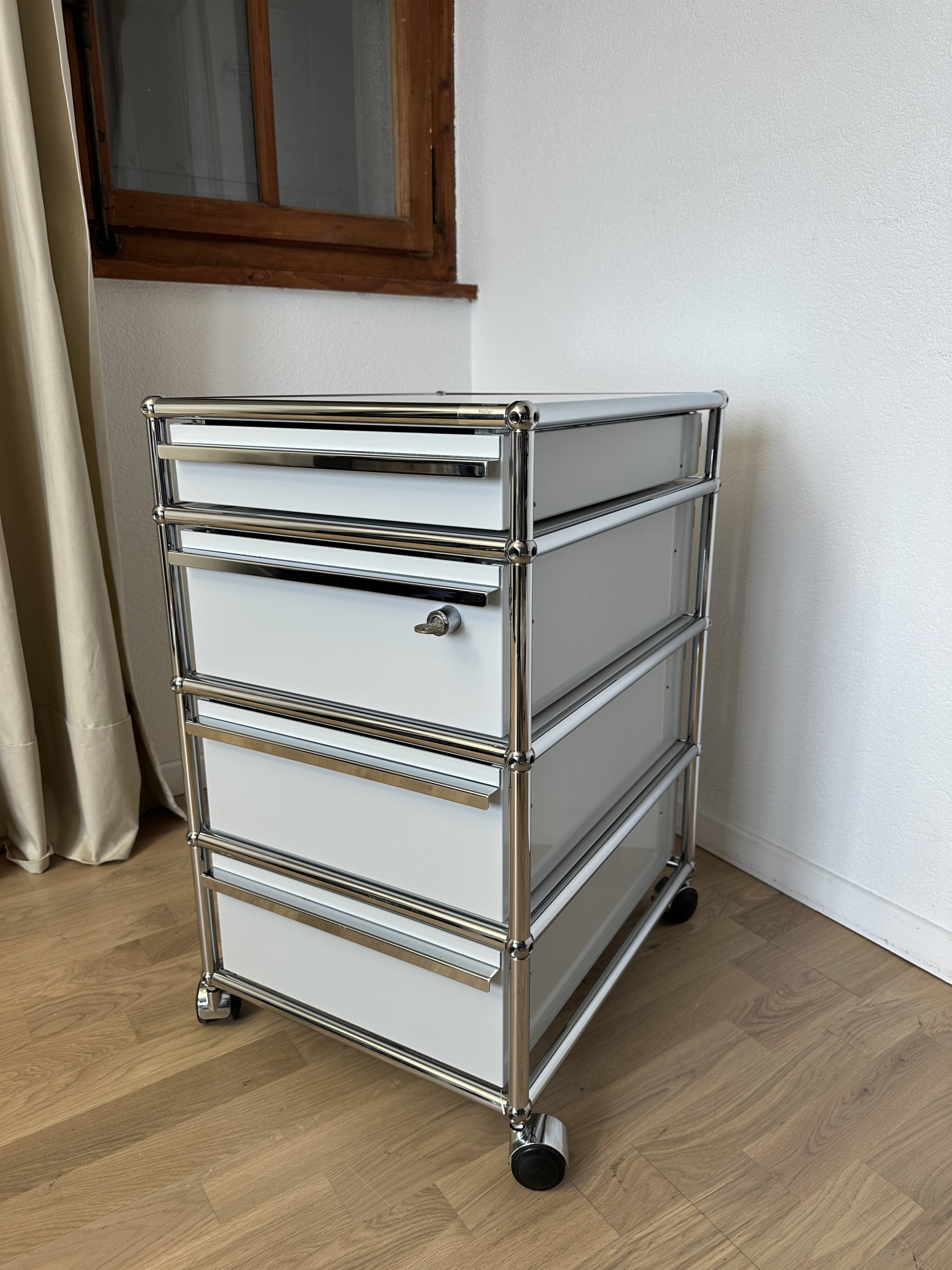 USM Haller wheeled caisson in light grey