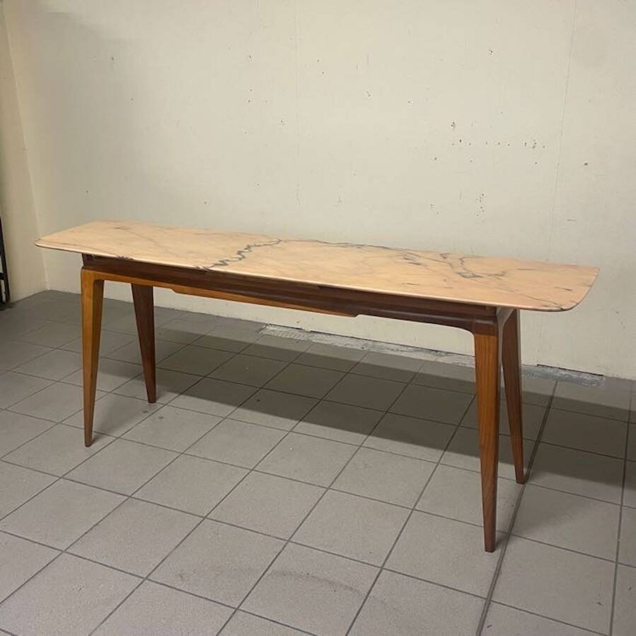 Console from the 1950s with a pink marble top and a cherry wood frame.