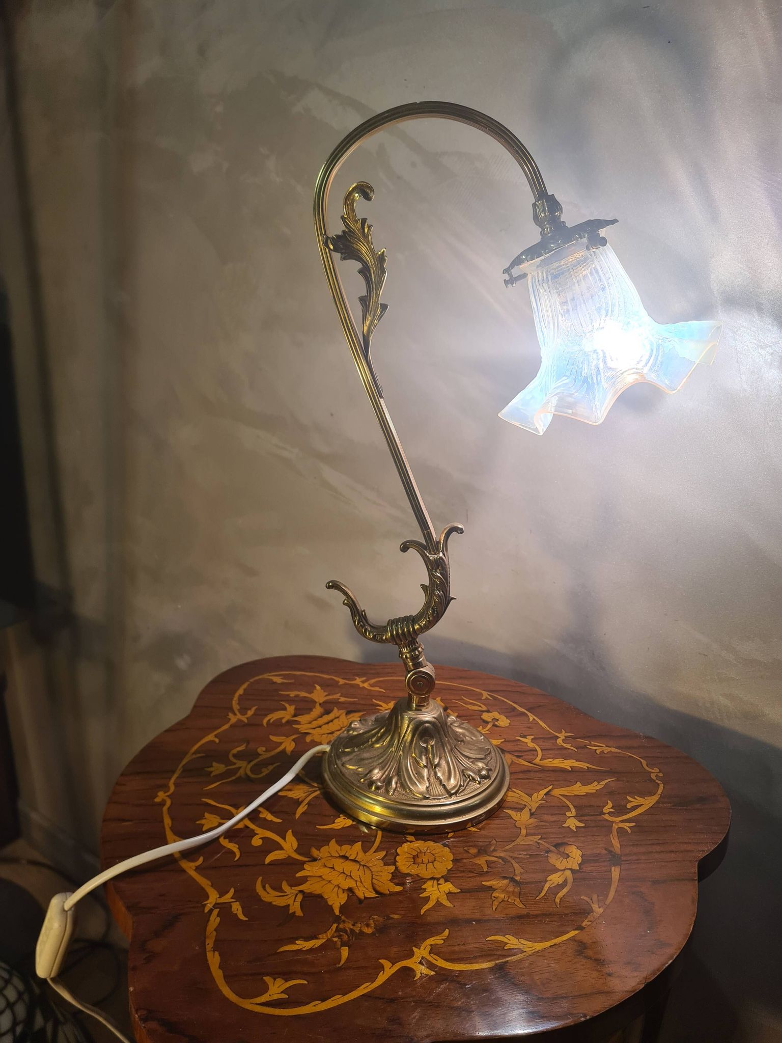 Lampe en bronze et laiton et tulipe en verre moulé bleu