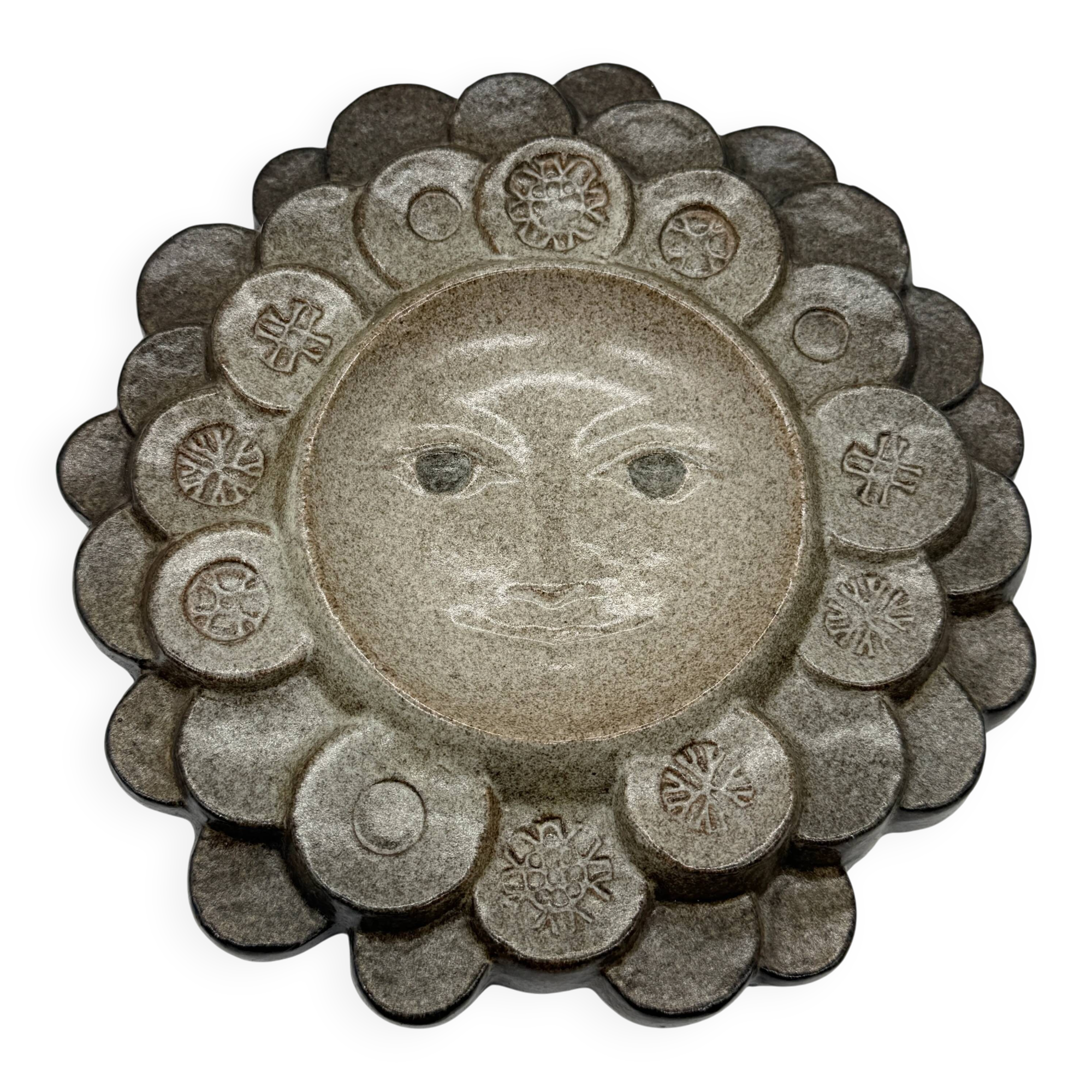 Céramique murale « visage solaire » — signée, circa 1970