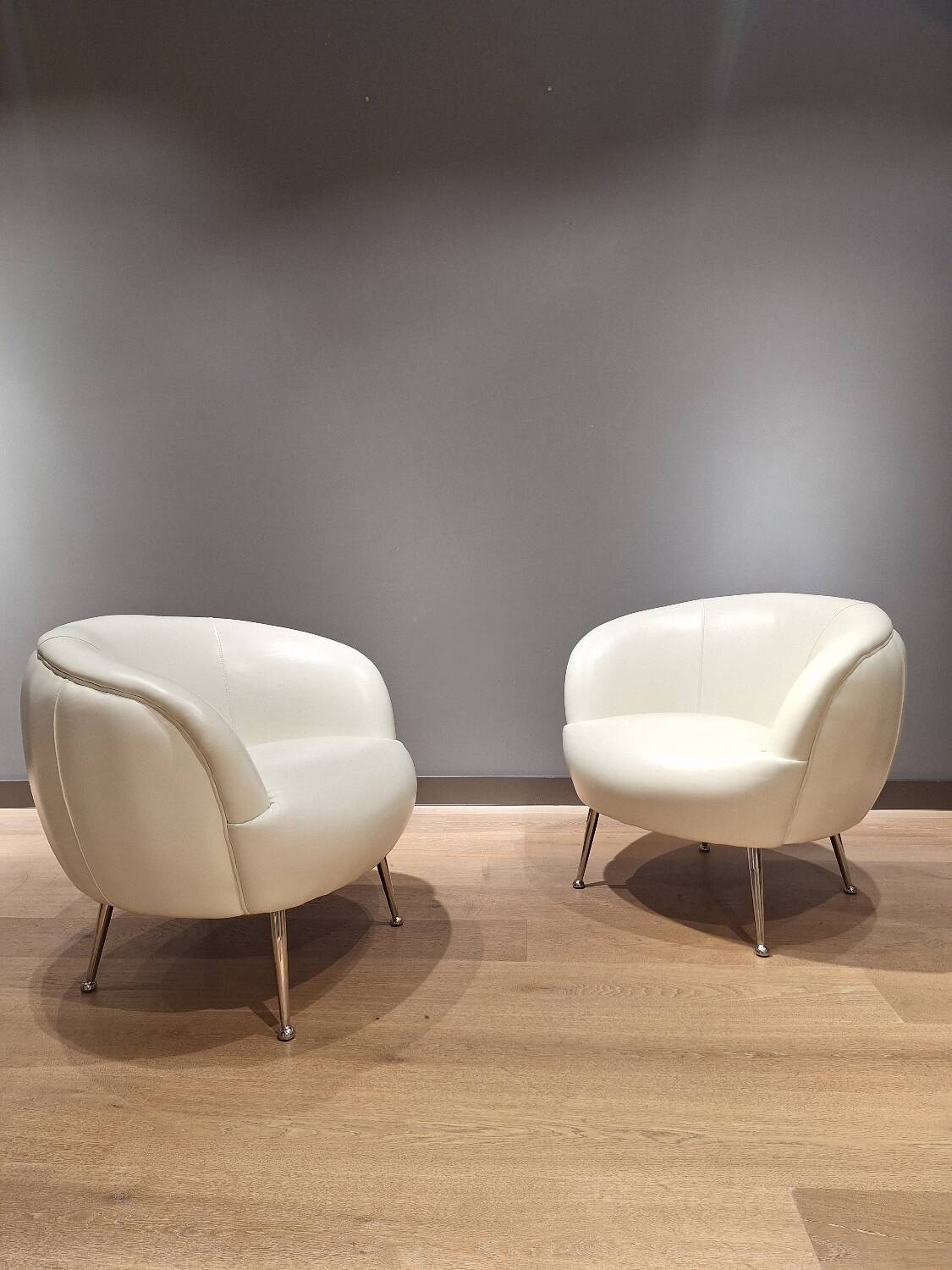 2 white leather armchairs, 1980s