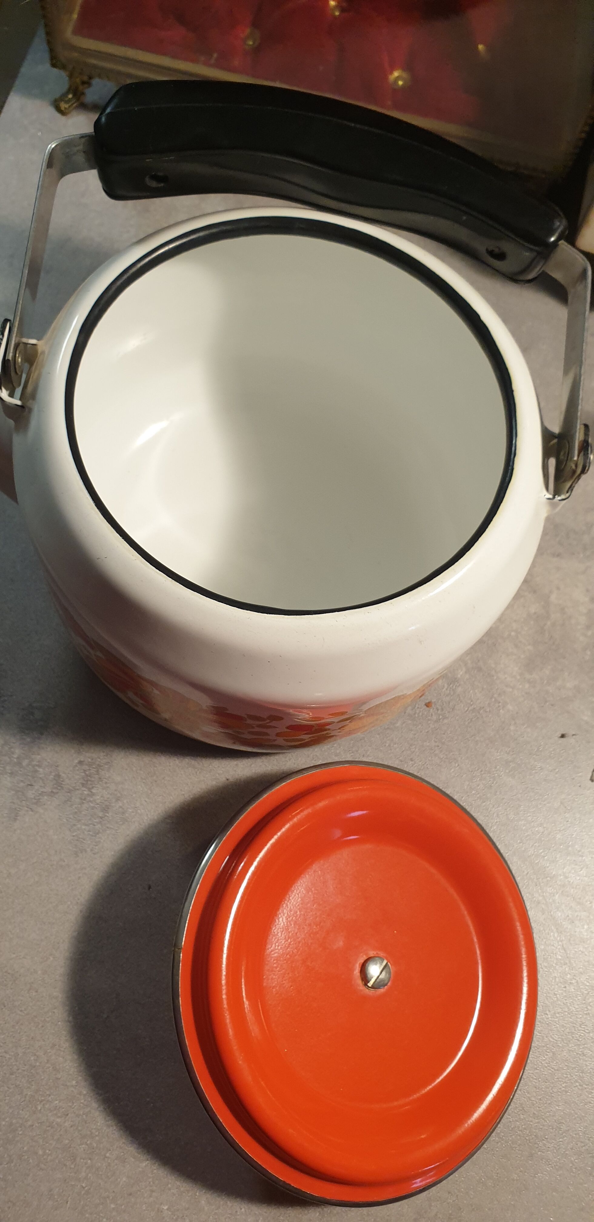 Vintage kettle in enamelled sheet metal