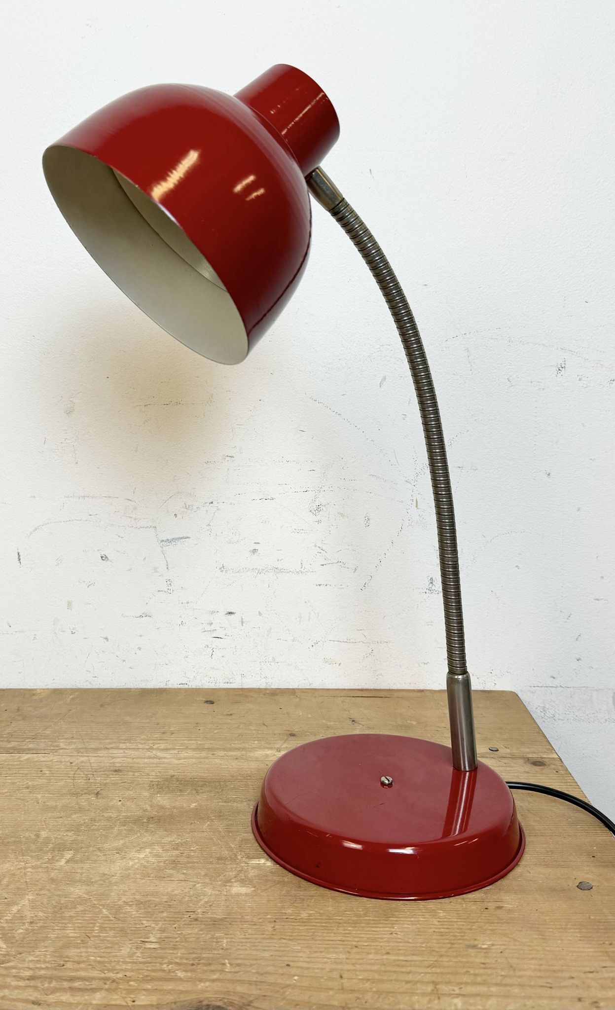 Lampe de Table Industrielle Rouge à Col de Cygne, 1960s