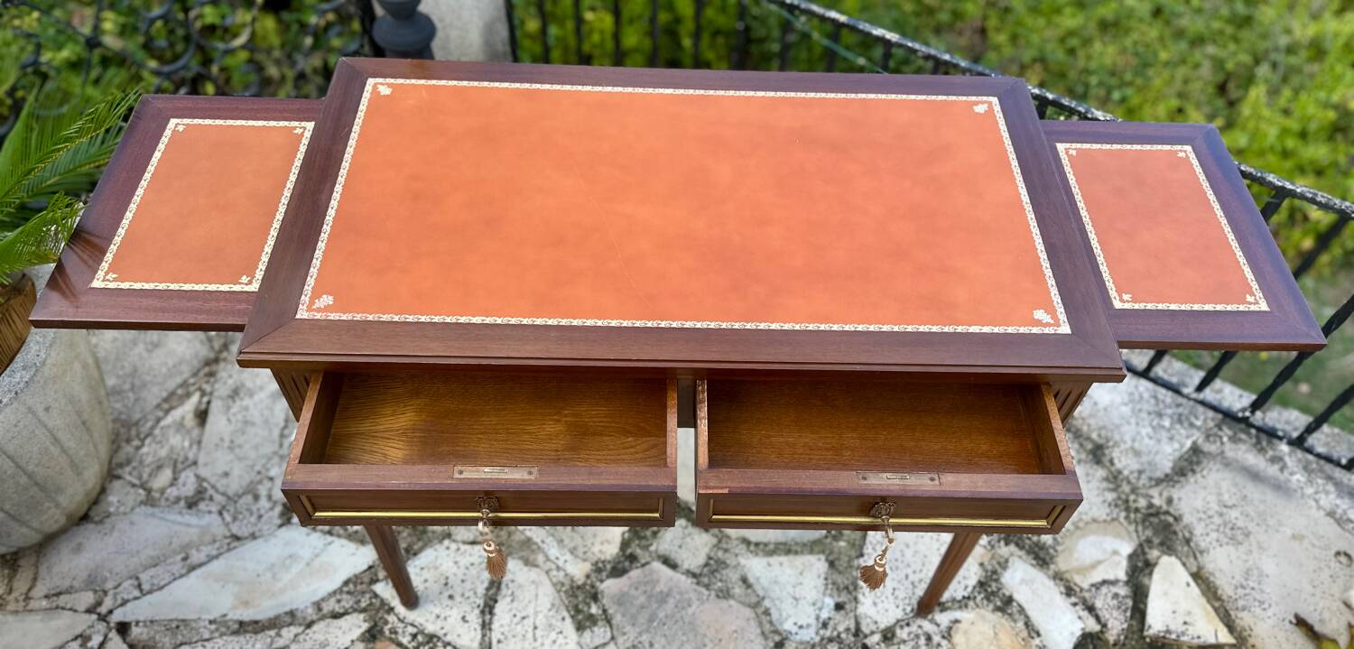Flat desk in mahogany in the Louis XVI style.