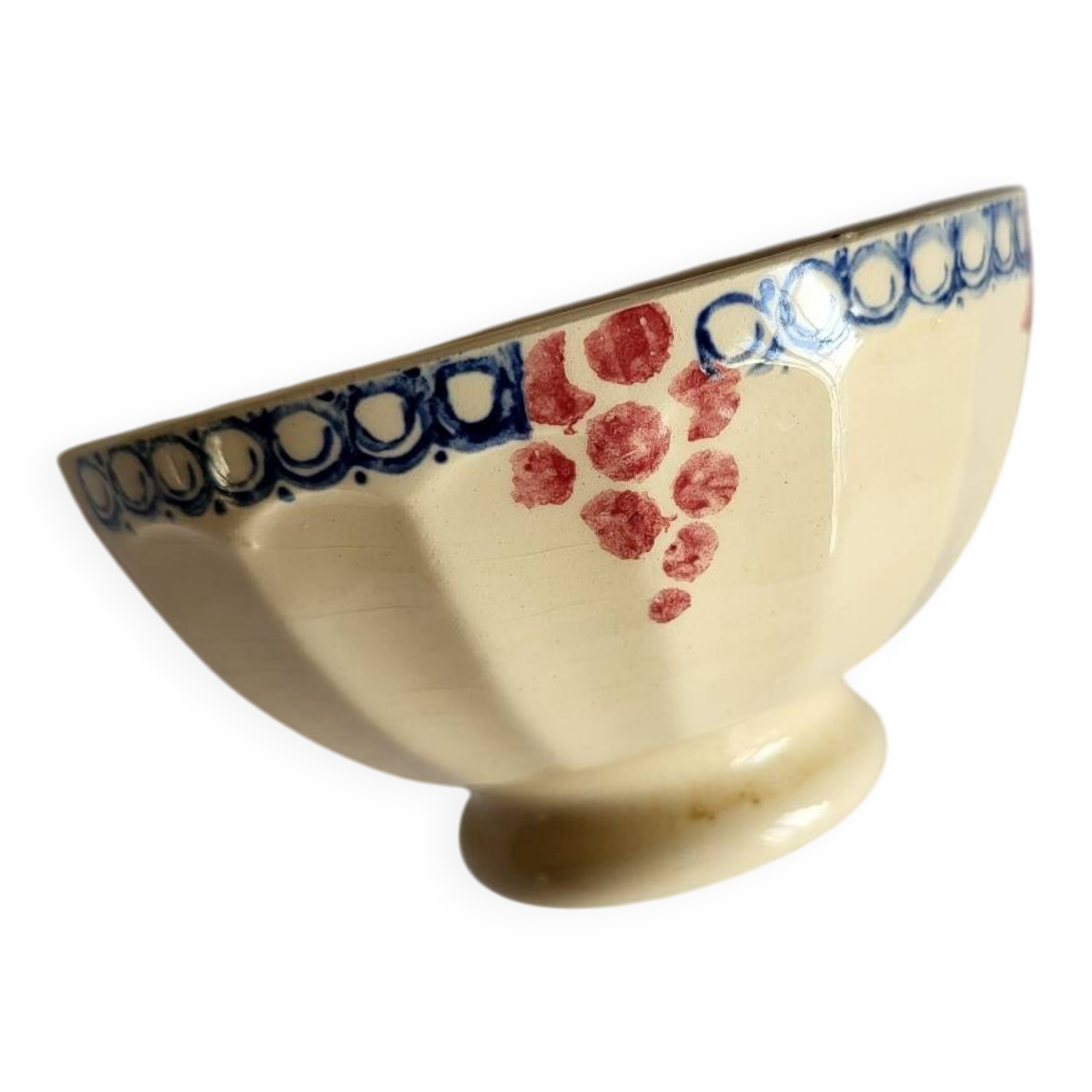 Bol ancien en faïence beige à motif de raisin