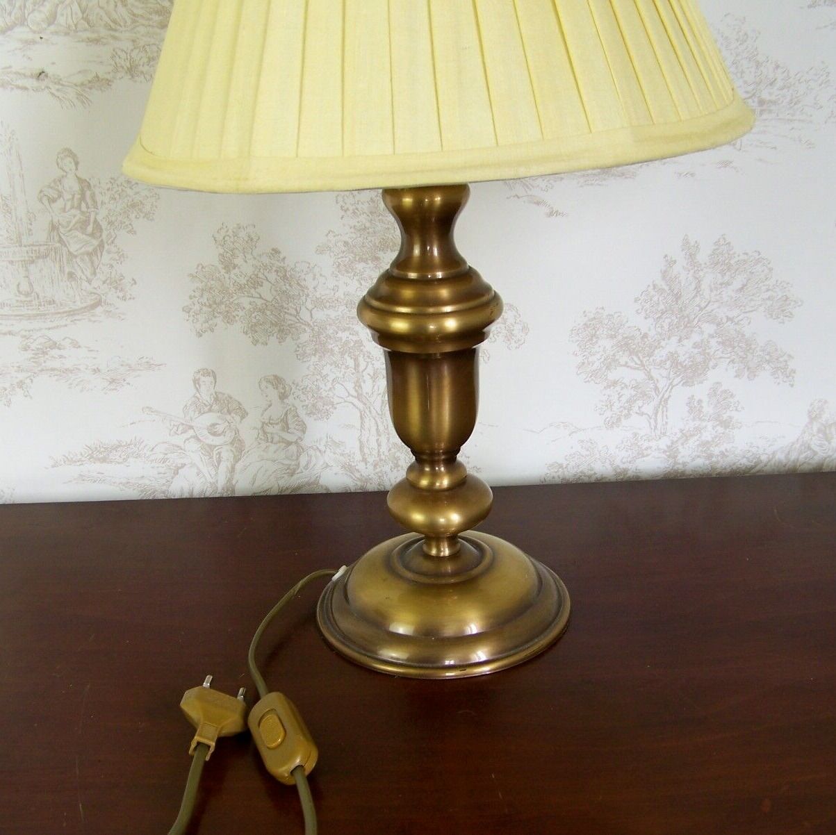 Vintage Brass Table Lamp with Round Base and Cream Pleated Shade 4352